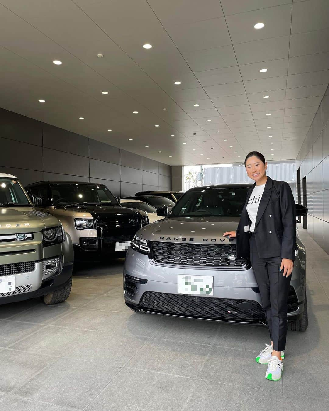 木戸愛のインスタグラム：「今年から @landroverjpn さんと契約させて頂きました🚙✨ キャップにロゴをつけさせて頂き、大好きな車と沢山いい時間を過ごしたいです♥️  今週は @jaguar.landrover.kagoshima さんにお車をお借りしています♪ かっこいいRANGE ROBER VELARです🚙❤︎ 私も今週Tポイント×ENEOSゴルフトーナメントでVELARのようにかっこいいプレーをお見せできますように一生懸命頑張ります🏌️‍♀️💫  @landroverjpn  @jaguar.landrover.kagoshima  #landrover  #velar #jaguar #ジャガーランドローバー」