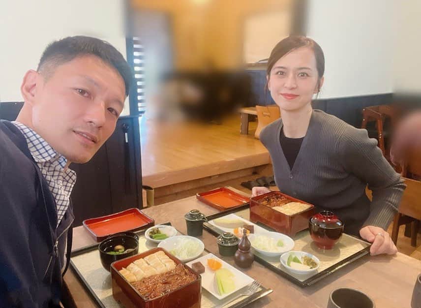 井川絵美のインスタグラム：「・ ・ 📍うなぎ　富一 ・ 袋井の紅葉ロケで皆でお世話になった富一さん、パパも食べてみたいと言っていたのでリピートしてきました😋 ・ うな重と白焼重半々になっているんですー！白焼き大好きだから、それはもう、いいとこどり重です♡ 白焼はネギとわさび、しょうゆ、オリジナルのお茶山椒があるので、一口ずつお好みの味にできるというお楽しみも！ 骨も全く感じないふわふわなうなぎちゃん、最高でした😍 ・ #袋井市 #袋井ランチ #静岡ドライブ #夫婦デート #うなぎ富一」