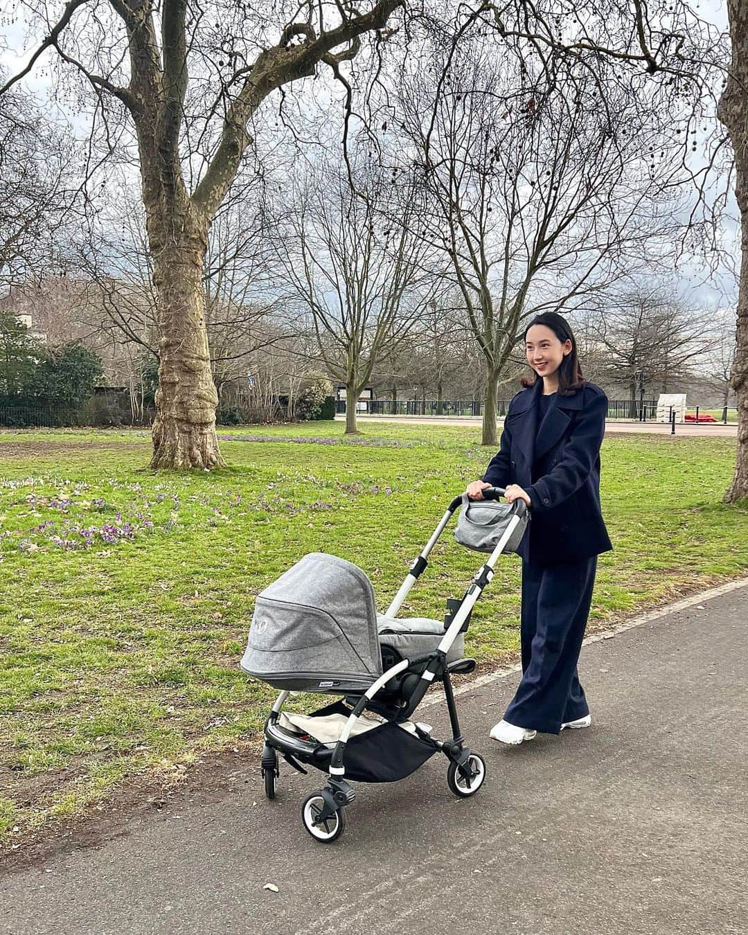 松原汐織さんのインスタグラム写真 - (松原汐織Instagram)「My daughter was over 1 month🎉 I take a walk in Hyde Park with my daughter and mum on days when we don’t have any plans🌿 A few days ago, I had a breastfeeding clinic at the children's centre🤱🏻 I appreciate all the NHS professionals who help new mums and babies !!!  So we are happy to live a new life in London❤️ ・ ・ 娘が産まれてから1ヶ月が経ちました👶🏻💕 予定がない日はHyde Parkに散歩に行くのが日課になりつつあります。  日本で子育て経験がないので比べられませんが、イギリスの母と子へのサポート体制は予想以上で感激しています。 妊婦健診や出産時にも感じましたが、専門職が細分化されていて、その道のプロに繋いでいただけるので有難いです。 先日も授乳の悩みを相談したところ、直ぐにBreastfeeding clinicの予約が近所の児童館で設けられて、アドバイスをもらうことが出来ました🍼🤱🏻(後日電話やメールで補足や経過のついても連絡があり、丁寧かつフレンドリー◎)  NHSのプロフェッショナルなスタッフに支えられて、母子共に健康で、不安を感じることなく生活できて、感謝の気持ちでいっぱいです🇬🇧✨  ー #newbaby #baby #babygirl #lovemyfam  #london #thisislondon #londonlife #mum #mumofagirl  #hydepark #breastfeeding #breastfeedingclinic #nhs  #bugaboo #anyahindmarch  #出産 #海外出産 #女の子ママ  #海外子育て #イギリス子育て #ロンドン子育て  #ハイドパーク #散歩 #バガブー  #ロンドン #ロンドン生活 #ロンドン在住  #shioriinlondon2023  ー」3月13日 21時57分 - shiori_ma_