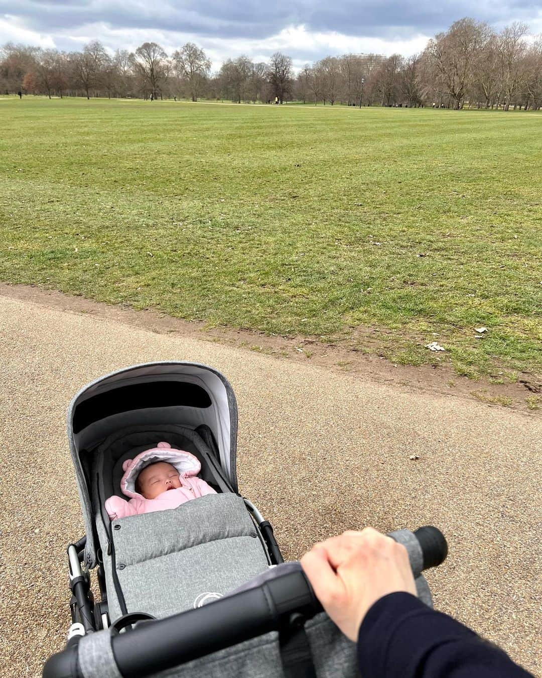 松原汐織さんのインスタグラム写真 - (松原汐織Instagram)「My daughter was over 1 month🎉 I take a walk in Hyde Park with my daughter and mum on days when we don’t have any plans🌿 A few days ago, I had a breastfeeding clinic at the children's centre🤱🏻 I appreciate all the NHS professionals who help new mums and babies !!!  So we are happy to live a new life in London❤️ ・ ・ 娘が産まれてから1ヶ月が経ちました👶🏻💕 予定がない日はHyde Parkに散歩に行くのが日課になりつつあります。  日本で子育て経験がないので比べられませんが、イギリスの母と子へのサポート体制は予想以上で感激しています。 妊婦健診や出産時にも感じましたが、専門職が細分化されていて、その道のプロに繋いでいただけるので有難いです。 先日も授乳の悩みを相談したところ、直ぐにBreastfeeding clinicの予約が近所の児童館で設けられて、アドバイスをもらうことが出来ました🍼🤱🏻(後日電話やメールで補足や経過のついても連絡があり、丁寧かつフレンドリー◎)  NHSのプロフェッショナルなスタッフに支えられて、母子共に健康で、不安を感じることなく生活できて、感謝の気持ちでいっぱいです🇬🇧✨  ー #newbaby #baby #babygirl #lovemyfam  #london #thisislondon #londonlife #mum #mumofagirl  #hydepark #breastfeeding #breastfeedingclinic #nhs  #bugaboo #anyahindmarch  #出産 #海外出産 #女の子ママ  #海外子育て #イギリス子育て #ロンドン子育て  #ハイドパーク #散歩 #バガブー  #ロンドン #ロンドン生活 #ロンドン在住  #shioriinlondon2023  ー」3月13日 21時57分 - shiori_ma_