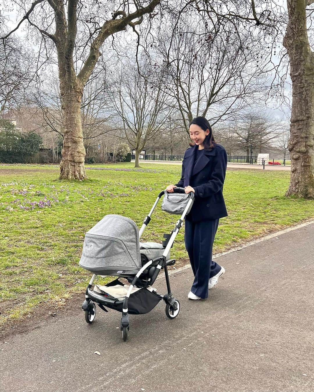 松原汐織のインスタグラム：「My daughter was over 1 month🎉 I take a walk in Hyde Park with my daughter and mum on days when we don’t have any plans🌿 A few days ago, I had a breastfeeding clinic at the children's centre🤱🏻 I appreciate all the NHS professionals who help new mums and babies !!!  So we are happy to live a new life in London❤️ ・ ・ 娘が産まれてから1ヶ月が経ちました👶🏻💕 予定がない日はHyde Parkに散歩に行くのが日課になりつつあります。  日本で子育て経験がないので比べられませんが、イギリスの母と子へのサポート体制は予想以上で感激しています。 妊婦健診や出産時にも感じましたが、専門職が細分化されていて、その道のプロに繋いでいただけるので有難いです。 先日も授乳の悩みを相談したところ、直ぐにBreastfeeding clinicの予約が近所の児童館で設けられて、アドバイスをもらうことが出来ました🍼🤱🏻(後日電話やメールで補足や経過のついても連絡があり、丁寧かつフレンドリー◎)  NHSのプロフェッショナルなスタッフに支えられて、母子共に健康で、不安を感じることなく生活できて、感謝の気持ちでいっぱいです🇬🇧✨  ー #newbaby #baby #babygirl #lovemyfam  #london #thisislondon #londonlife #mum #mumofagirl  #hydepark #breastfeeding #breastfeedingclinic #nhs  #bugaboo #anyahindmarch  #出産 #海外出産 #女の子ママ  #海外子育て #イギリス子育て #ロンドン子育て  #ハイドパーク #散歩 #バガブー  #ロンドン #ロンドン生活 #ロンドン在住  #shioriinlondon2023  ー」