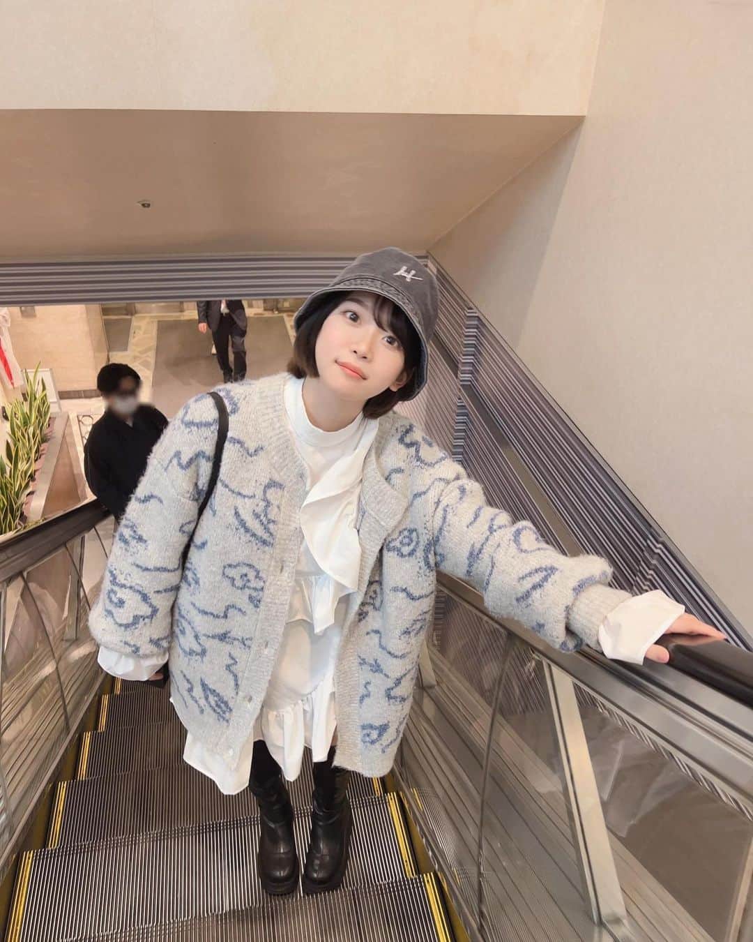 架乃ゆらのインスタグラム：「カーディガン一枚で外に出れるのありがたい〜🌸」
