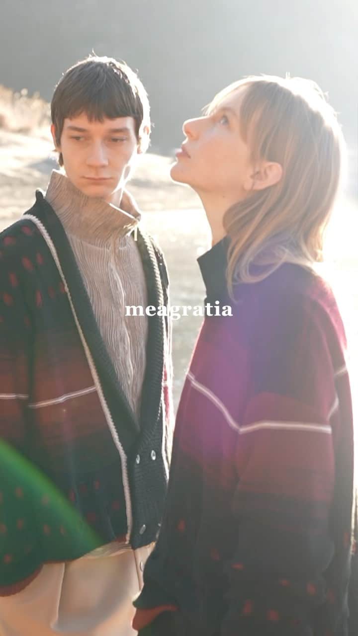 メアグラーティアのインスタグラム：「meagratia 23FW Collection  - Reflection -  静寂を水面に映してゆらめく朝霧の湖。 北の風に導かれどこまでも続く乾いた道をゆっくり進んでいく。 まどろみの中木々の息吹に身をまかせ見つめる対の面影。 そこにあるはずの曖昧な線が鳥とともに深く遠く語りかける。 瑠璃色の波紋がゆらゆらと巡り、やわらかな光が霞んだ空を満たし始めた。  Art Direction：Miharu Fujii @hukuwarai_tokyo2020  Styling : @makikimura1226  Flower Artist : @yukarisatoflower  Photographer： @daisuke.ssk  Hair： @kazhironaka  Make-up： @maki_iii  Model： Guillaume (DONNA), @linasuenaert (DONNA)  Photographer Assistant：Tomoki Umeda Sound Design： @koizumi_takumi_gerais (roph recordings / rockwell product shop) Music ：Dancing in Twilight / @linnmori , Evening Electronic / sons ofu MD： @bay_seki  Production / Casting： @takahiro_kudose @teeny_ranch_  Designer : @takafumi_sekine  #meagratia #23fw」
