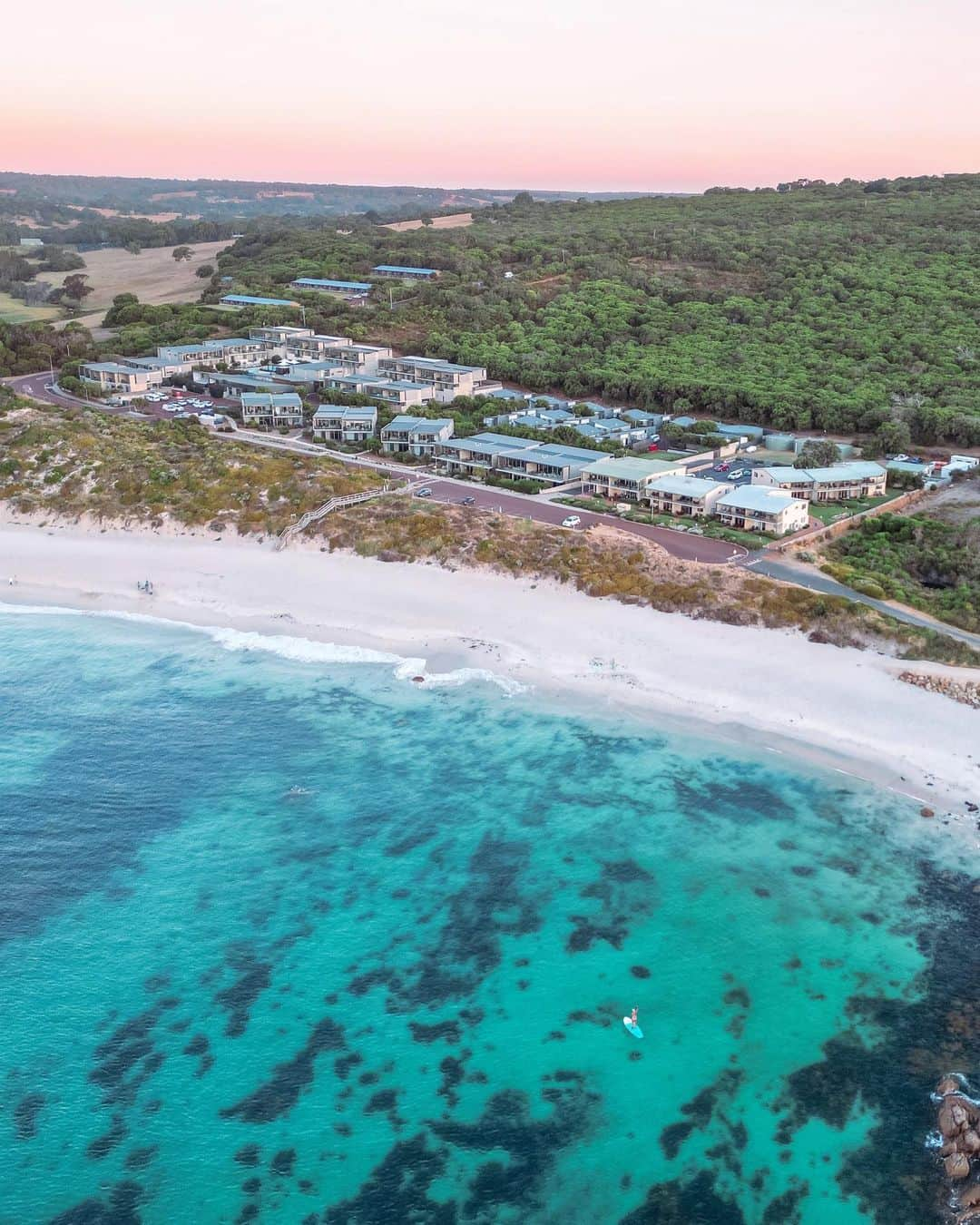 さんのインスタグラム写真 - (Instagram)「This is what makes @smiths_beach_resort our first choice of places to stay in the region 🌊  ✨ The location is everything! It’s right on the doorstep of the most beautiful beach that has epic surfing, magical sunsets, beautiful marine life and if you’re up for an adventure then hop on your paddle board. I’ve never quite felt the power and wildness of the ocean the same way as I do here. Everything feels so electric and alive especially during a full moon 🌕⚡️swipe for more pics 🌙   ✨ the resort is environmentally conscious utilizing the power of the sun ☀️ with 270 solar panels (an area that is approx 2 tennis courts). This is part of a continued effort to minimize their carbon footprint, increase water conservation, and protect the surrounding nature and wildlife 🙏  ✨ I love the incredible villas! The open layout, the views, the quiet peacefulness of this place. All the rooms are self contained and have all the amenities you need. They have the most comfortable beds and I’m always ensured a good nights sleep at Smiths. You can choose from budget friendly beach shacks to luxurious beachfront villas.   ✨ They have a restaurant and a gourmet deli and wine store. And I can vouch for the high quality selection of wines and food on offer here. Absolutely superb and they can cater for plant based and allergies.   There are so many more things I love about this place. Some I just can’t find the words for. It’s a feeling. And you’ll know once you visit this spectacular part of WA.   📸 @bobbybense   #smithsbeachresort #wathedreamstate #seeaustralia #Margaretriver #australiassouthwest #comeandsaygday #justanotherdayinwa #wanderoutyonder #travelcommunity #perthblogger #travelblogger #beautifulhotels #beautifuldestinations #standuppaddle #sup #fullmoon」3月13日 22時03分 - helen_jannesonbense