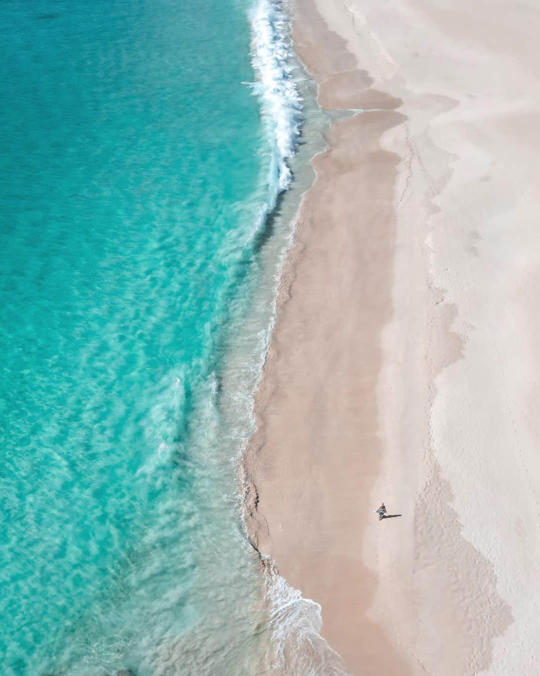 さんのインスタグラム写真 - (Instagram)「This is what makes @smiths_beach_resort our first choice of places to stay in the region 🌊  ✨ The location is everything! It’s right on the doorstep of the most beautiful beach that has epic surfing, magical sunsets, beautiful marine life and if you’re up for an adventure then hop on your paddle board. I’ve never quite felt the power and wildness of the ocean the same way as I do here. Everything feels so electric and alive especially during a full moon 🌕⚡️swipe for more pics 🌙   ✨ the resort is environmentally conscious utilizing the power of the sun ☀️ with 270 solar panels (an area that is approx 2 tennis courts). This is part of a continued effort to minimize their carbon footprint, increase water conservation, and protect the surrounding nature and wildlife 🙏  ✨ I love the incredible villas! The open layout, the views, the quiet peacefulness of this place. All the rooms are self contained and have all the amenities you need. They have the most comfortable beds and I’m always ensured a good nights sleep at Smiths. You can choose from budget friendly beach shacks to luxurious beachfront villas.   ✨ They have a restaurant and a gourmet deli and wine store. And I can vouch for the high quality selection of wines and food on offer here. Absolutely superb and they can cater for plant based and allergies.   There are so many more things I love about this place. Some I just can’t find the words for. It’s a feeling. And you’ll know once you visit this spectacular part of WA.   📸 @bobbybense   #smithsbeachresort #wathedreamstate #seeaustralia #Margaretriver #australiassouthwest #comeandsaygday #justanotherdayinwa #wanderoutyonder #travelcommunity #perthblogger #travelblogger #beautifulhotels #beautifuldestinations #standuppaddle #sup #fullmoon」3月13日 22時03分 - helen_jannesonbense