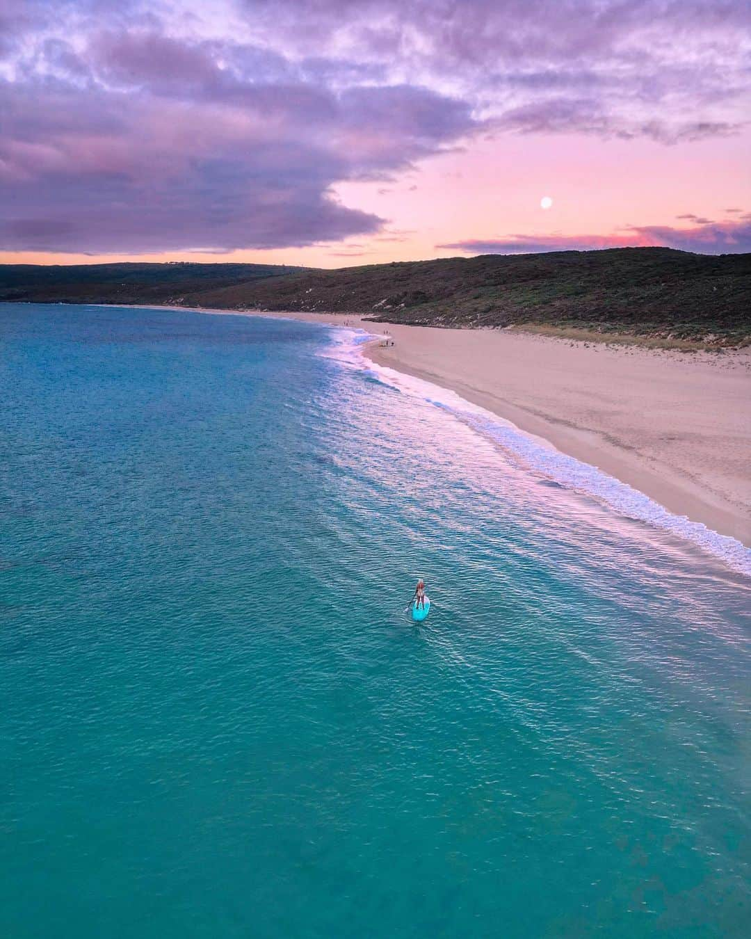 さんのインスタグラム写真 - (Instagram)「This is what makes @smiths_beach_resort our first choice of places to stay in the region 🌊  ✨ The location is everything! It’s right on the doorstep of the most beautiful beach that has epic surfing, magical sunsets, beautiful marine life and if you’re up for an adventure then hop on your paddle board. I’ve never quite felt the power and wildness of the ocean the same way as I do here. Everything feels so electric and alive especially during a full moon 🌕⚡️swipe for more pics 🌙   ✨ the resort is environmentally conscious utilizing the power of the sun ☀️ with 270 solar panels (an area that is approx 2 tennis courts). This is part of a continued effort to minimize their carbon footprint, increase water conservation, and protect the surrounding nature and wildlife 🙏  ✨ I love the incredible villas! The open layout, the views, the quiet peacefulness of this place. All the rooms are self contained and have all the amenities you need. They have the most comfortable beds and I’m always ensured a good nights sleep at Smiths. You can choose from budget friendly beach shacks to luxurious beachfront villas.   ✨ They have a restaurant and a gourmet deli and wine store. And I can vouch for the high quality selection of wines and food on offer here. Absolutely superb and they can cater for plant based and allergies.   There are so many more things I love about this place. Some I just can’t find the words for. It’s a feeling. And you’ll know once you visit this spectacular part of WA.   📸 @bobbybense   #smithsbeachresort #wathedreamstate #seeaustralia #Margaretriver #australiassouthwest #comeandsaygday #justanotherdayinwa #wanderoutyonder #travelcommunity #perthblogger #travelblogger #beautifulhotels #beautifuldestinations #standuppaddle #sup #fullmoon」3月13日 22時03分 - helen_jannesonbense