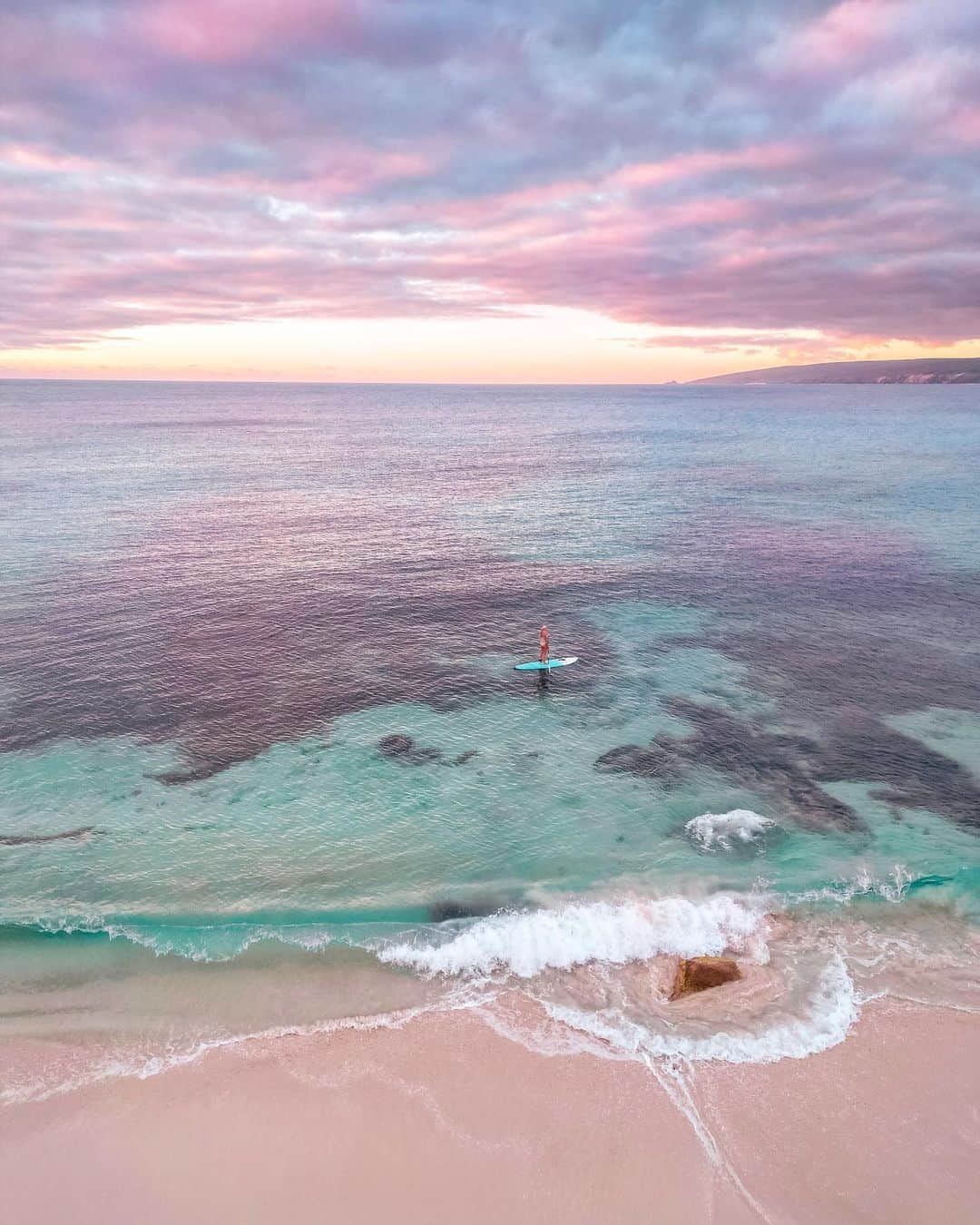 のインスタグラム：「This is what makes @smiths_beach_resort our first choice of places to stay in the region 🌊  ✨ The location is everything! It’s right on the doorstep of the most beautiful beach that has epic surfing, magical sunsets, beautiful marine life and if you’re up for an adventure then hop on your paddle board. I’ve never quite felt the power and wildness of the ocean the same way as I do here. Everything feels so electric and alive especially during a full moon 🌕⚡️swipe for more pics 🌙   ✨ the resort is environmentally conscious utilizing the power of the sun ☀️ with 270 solar panels (an area that is approx 2 tennis courts). This is part of a continued effort to minimize their carbon footprint, increase water conservation, and protect the surrounding nature and wildlife 🙏  ✨ I love the incredible villas! The open layout, the views, the quiet peacefulness of this place. All the rooms are self contained and have all the amenities you need. They have the most comfortable beds and I’m always ensured a good nights sleep at Smiths. You can choose from budget friendly beach shacks to luxurious beachfront villas.   ✨ They have a restaurant and a gourmet deli and wine store. And I can vouch for the high quality selection of wines and food on offer here. Absolutely superb and they can cater for plant based and allergies.   There are so many more things I love about this place. Some I just can’t find the words for. It’s a feeling. And you’ll know once you visit this spectacular part of WA.   📸 @bobbybense   #smithsbeachresort #wathedreamstate #seeaustralia #Margaretriver #australiassouthwest #comeandsaygday #justanotherdayinwa #wanderoutyonder #travelcommunity #perthblogger #travelblogger #beautifulhotels #beautifuldestinations #standuppaddle #sup #fullmoon」