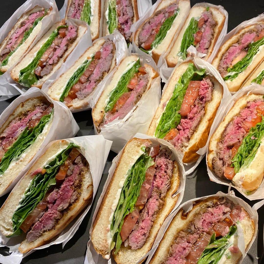 澤田修のインスタグラム：「【潮見SKIPPERS' 6周年記念パーティー】へ。 のべ4個分🍔🍔🍔🍔を胃袋に閉じ込みました。ご馳走でした。  東條さん、おめでとうございます🎉 ⁡  #潮見スキッパーズ  #ハンバーガー  #潮見SKIPPERS'  #絶品グルメバーガー  #潮見駅」