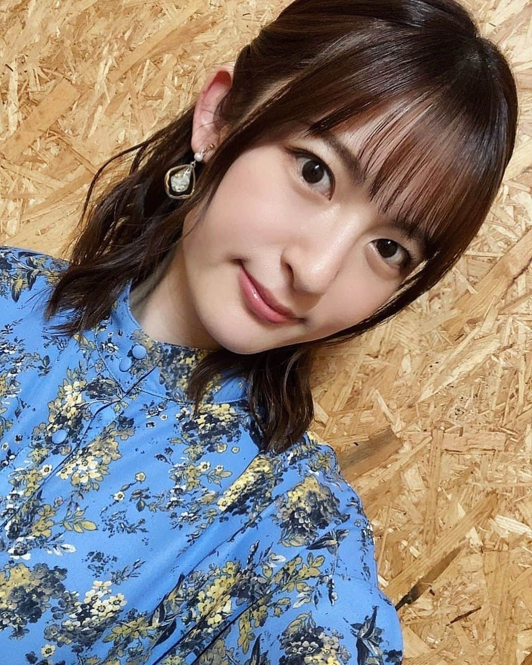 小松未可子のインスタグラム：「どうもどうも！お久しぶりの投稿です！  お仕事にも復帰しつつ、育児に勤しんでおります！ 産前産後で一番変わったのは、 やはり生活リズム！ 夜中までお風呂に入らなかった私が… 今や夕方にはｴｹﾁｪﾝとお風呂。信じられない！  こまめに寝て、早寝早起き。 意外にも慣れてきております。  先日、何ヶ月かぶりに動画での収録がありまして…！ 本当に久しぶりにメイクして頂きました😍  お肌の調子が前より良いそうです！やった！ ひと月ほどすっぴんで過ごしたのが功を奏したのでしょうか？  スペシャルな収録に参加させていただきましたので、またそのうちお知らせしますね〜！  それにしても、あと3キロが落ちないんだなあ… まあ運動してないもんなあ…  久しぶりな話をすると、今日はキャラソンのレコーディングだったのですが 歌うのも何ヶ月かぶり…！ なかなかパワフルな曲でして、 お腹が攣りました。笑  歌筋(?!)って意外なところ使ってたんだなあ〜。  ということで、すこーしずつ 仕事との両立を頑張っていきたいと思います₍₍ (ง ˙ω˙)ว ⁾⁾  まあ近況はぜひラジオのさしぇなを聴いてくださいまし！笑  今月は、AnimeJapanも参加させて頂きますので、またお会いしましょう〜」