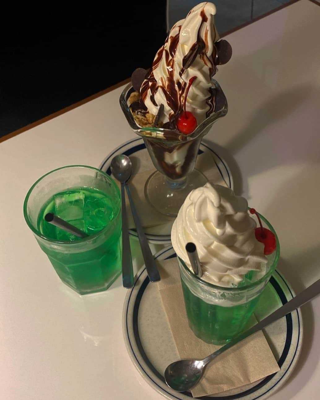 大段結愛のインスタグラム：「#onthecorner 💚🤍🤎❤️」