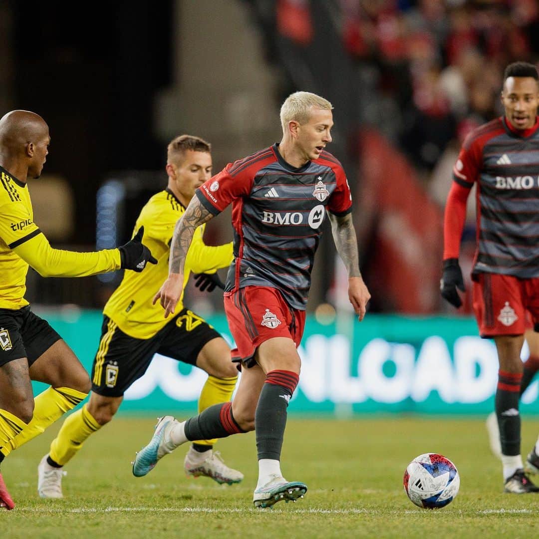 フェデリコ・ベルナルデスキのインスタグラム：「It’s time to roll up the sleeves. We know what we want and what we have to do to get it.   It’s up to us! C’mon TFC. 🔴💪🏻👊🏻  #mls #torontofc #rockngoal」