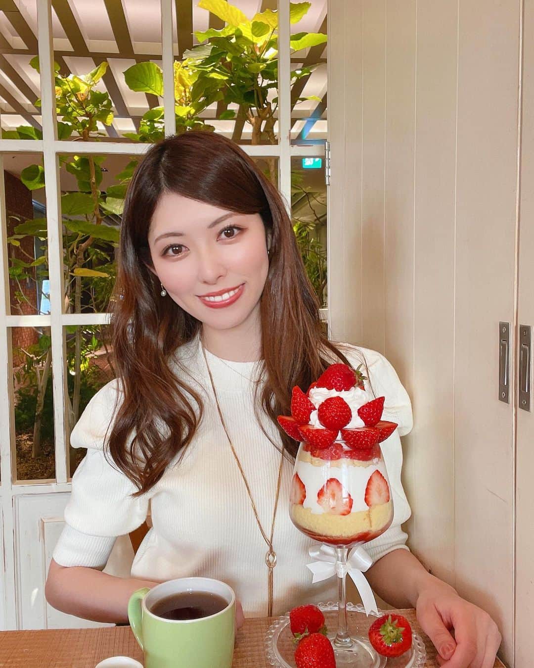 橘ゆりかさんのインスタグラム写真 - (橘ゆりかInstagram)「🍓🍓🍓 ⁡ ⁡ 福岡行ったらよく立ち寄ってる大好きなお店 #キャンベルアーリー  ⁡ 👑あまおうパフェ クイーン注文したよ🍓✨ 博多あまおうが12粒も盛りつけられた贅沢なパフェ どの角度から見ても美しくてじゅわっと甘くて 美味しくてしあわせだったぁ🥹🥹 ⁡ 栄養価も高くて苺って最強すぎる❤️ あまりの美味しさににやにやが止まらんかった笑 ⁡ ⁡ ⁡ #いちご #パフェ #橘ゆりか #福岡カフェ #福岡観光  #いちごパフェ #おやつタイム #苺スイーツ #🍓」3月13日 22時06分 - yuricalcal