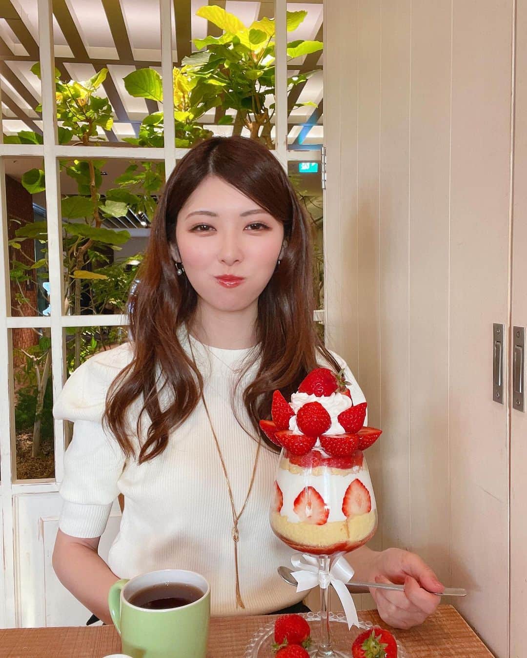 橘ゆりかさんのインスタグラム写真 - (橘ゆりかInstagram)「🍓🍓🍓 ⁡ ⁡ 福岡行ったらよく立ち寄ってる大好きなお店 #キャンベルアーリー  ⁡ 👑あまおうパフェ クイーン注文したよ🍓✨ 博多あまおうが12粒も盛りつけられた贅沢なパフェ どの角度から見ても美しくてじゅわっと甘くて 美味しくてしあわせだったぁ🥹🥹 ⁡ 栄養価も高くて苺って最強すぎる❤️ あまりの美味しさににやにやが止まらんかった笑 ⁡ ⁡ ⁡ #いちご #パフェ #橘ゆりか #福岡カフェ #福岡観光  #いちごパフェ #おやつタイム #苺スイーツ #🍓」3月13日 22時06分 - yuricalcal