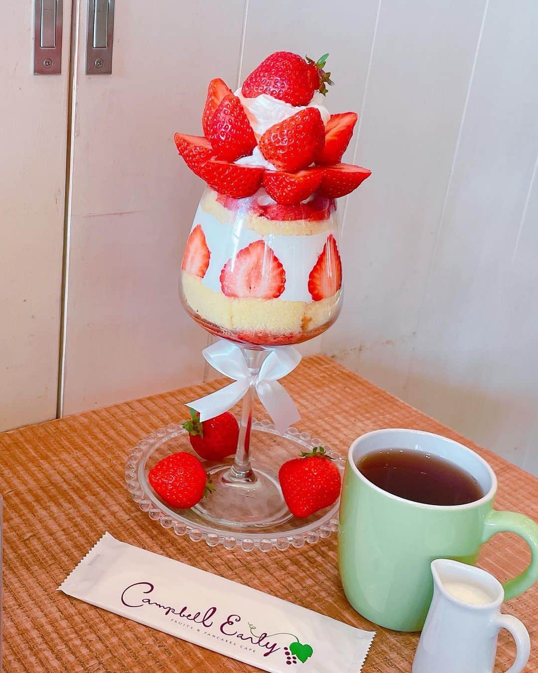 橘ゆりかさんのインスタグラム写真 - (橘ゆりかInstagram)「🍓🍓🍓 ⁡ ⁡ 福岡行ったらよく立ち寄ってる大好きなお店 #キャンベルアーリー  ⁡ 👑あまおうパフェ クイーン注文したよ🍓✨ 博多あまおうが12粒も盛りつけられた贅沢なパフェ どの角度から見ても美しくてじゅわっと甘くて 美味しくてしあわせだったぁ🥹🥹 ⁡ 栄養価も高くて苺って最強すぎる❤️ あまりの美味しさににやにやが止まらんかった笑 ⁡ ⁡ ⁡ #いちご #パフェ #橘ゆりか #福岡カフェ #福岡観光  #いちごパフェ #おやつタイム #苺スイーツ #🍓」3月13日 22時06分 - yuricalcal