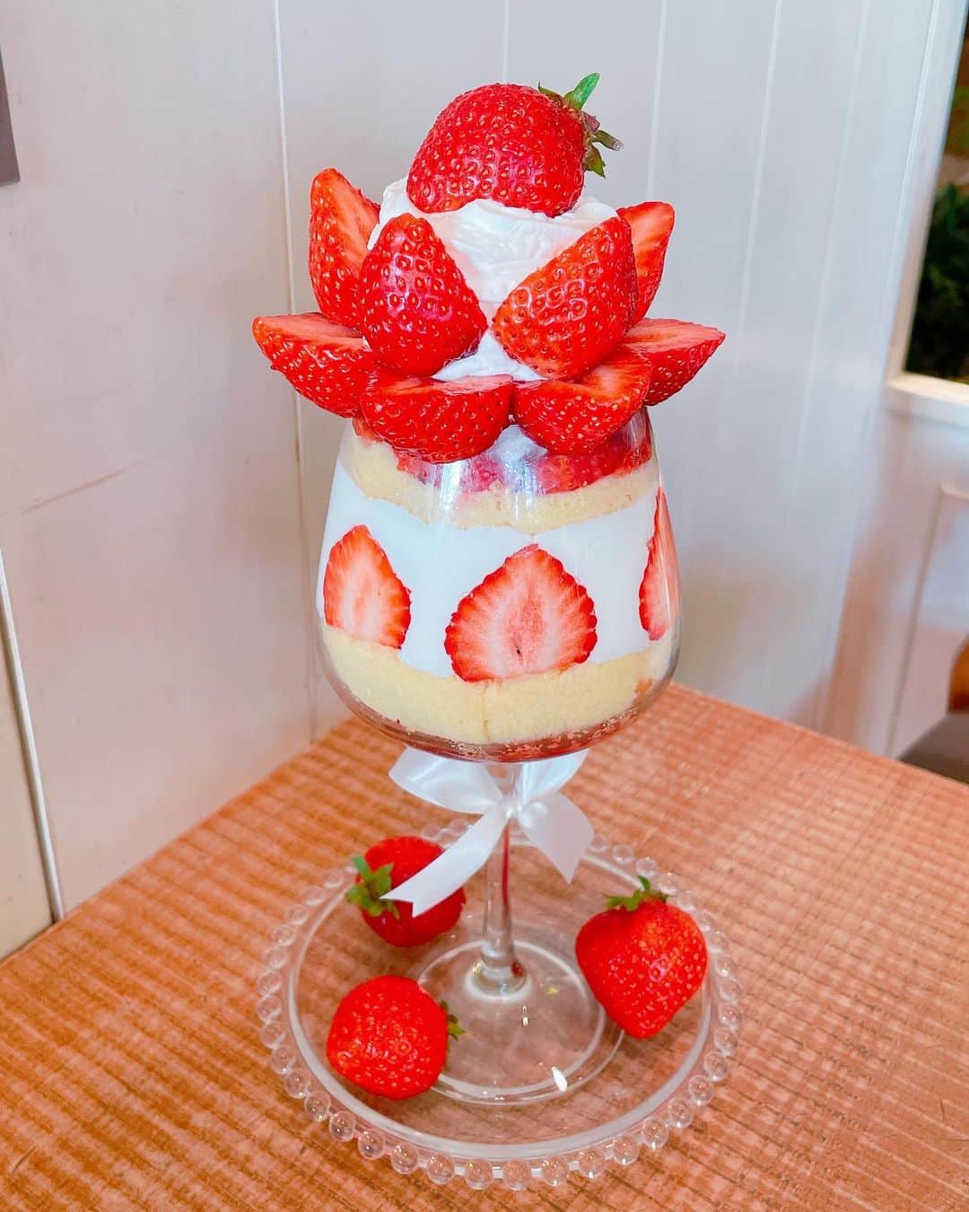 橘ゆりかさんのインスタグラム写真 - (橘ゆりかInstagram)「🍓🍓🍓 ⁡ ⁡ 福岡行ったらよく立ち寄ってる大好きなお店 #キャンベルアーリー  ⁡ 👑あまおうパフェ クイーン注文したよ🍓✨ 博多あまおうが12粒も盛りつけられた贅沢なパフェ どの角度から見ても美しくてじゅわっと甘くて 美味しくてしあわせだったぁ🥹🥹 ⁡ 栄養価も高くて苺って最強すぎる❤️ あまりの美味しさににやにやが止まらんかった笑 ⁡ ⁡ ⁡ #いちご #パフェ #橘ゆりか #福岡カフェ #福岡観光  #いちごパフェ #おやつタイム #苺スイーツ #🍓」3月13日 22時06分 - yuricalcal