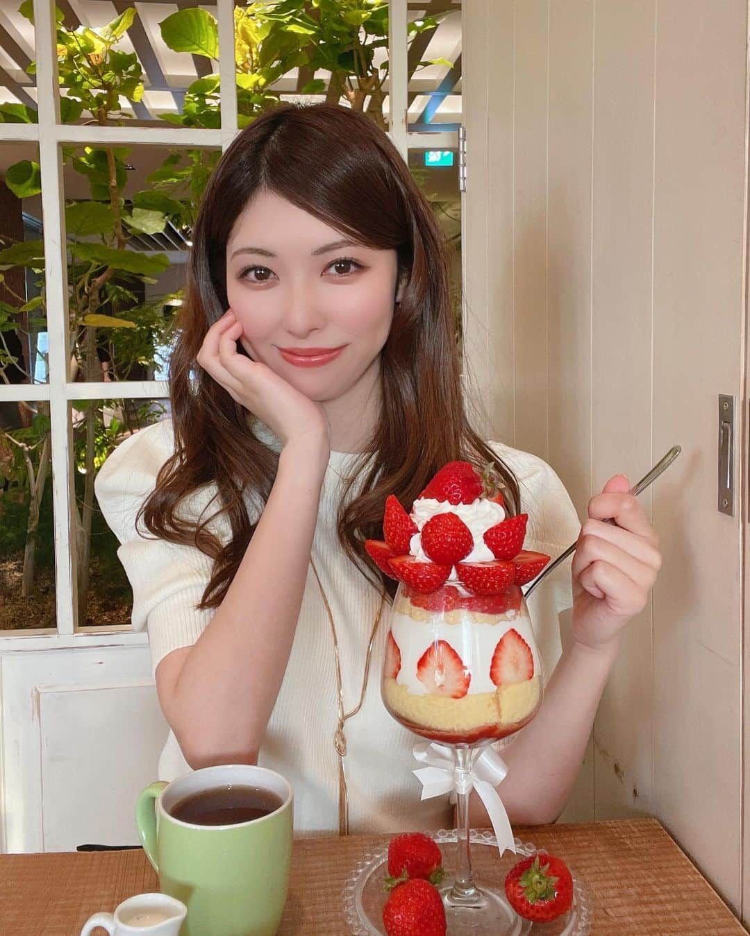 橘ゆりかのインスタグラム：「🍓🍓🍓 ⁡ ⁡ 福岡行ったらよく立ち寄ってる大好きなお店 #キャンベルアーリー  ⁡ 👑あまおうパフェ クイーン注文したよ🍓✨ 博多あまおうが12粒も盛りつけられた贅沢なパフェ どの角度から見ても美しくてじゅわっと甘くて 美味しくてしあわせだったぁ🥹🥹 ⁡ 栄養価も高くて苺って最強すぎる❤️ あまりの美味しさににやにやが止まらんかった笑 ⁡ ⁡ ⁡ #いちご #パフェ #橘ゆりか #福岡カフェ #福岡観光  #いちごパフェ #おやつタイム #苺スイーツ #🍓」