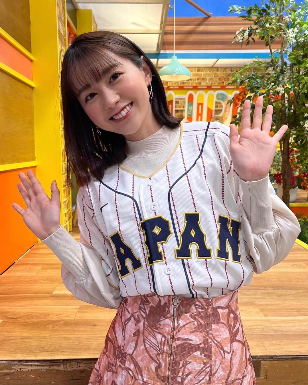 若林有子のインスタグラム：「今日のひるおびはWBC盛りだくさんでお届けしました⚾️  全試合見どころだらけで目が離せませんね！！ 試合を重ねるごとに一層応援の熱も入ります🔥  プレゼンの際にお借りしたユニフォーム、 嬉しくて写真を撮ってもらいました📸  2枚目は 「近い！！！これ今顔しか写ってないんじゃ！？(笑)」 「あ、ユニフォームを写すのか！！！」 というお茶目なスタッフさん撮影のおまけショットです🤣  #WBC #侍ジャパン」