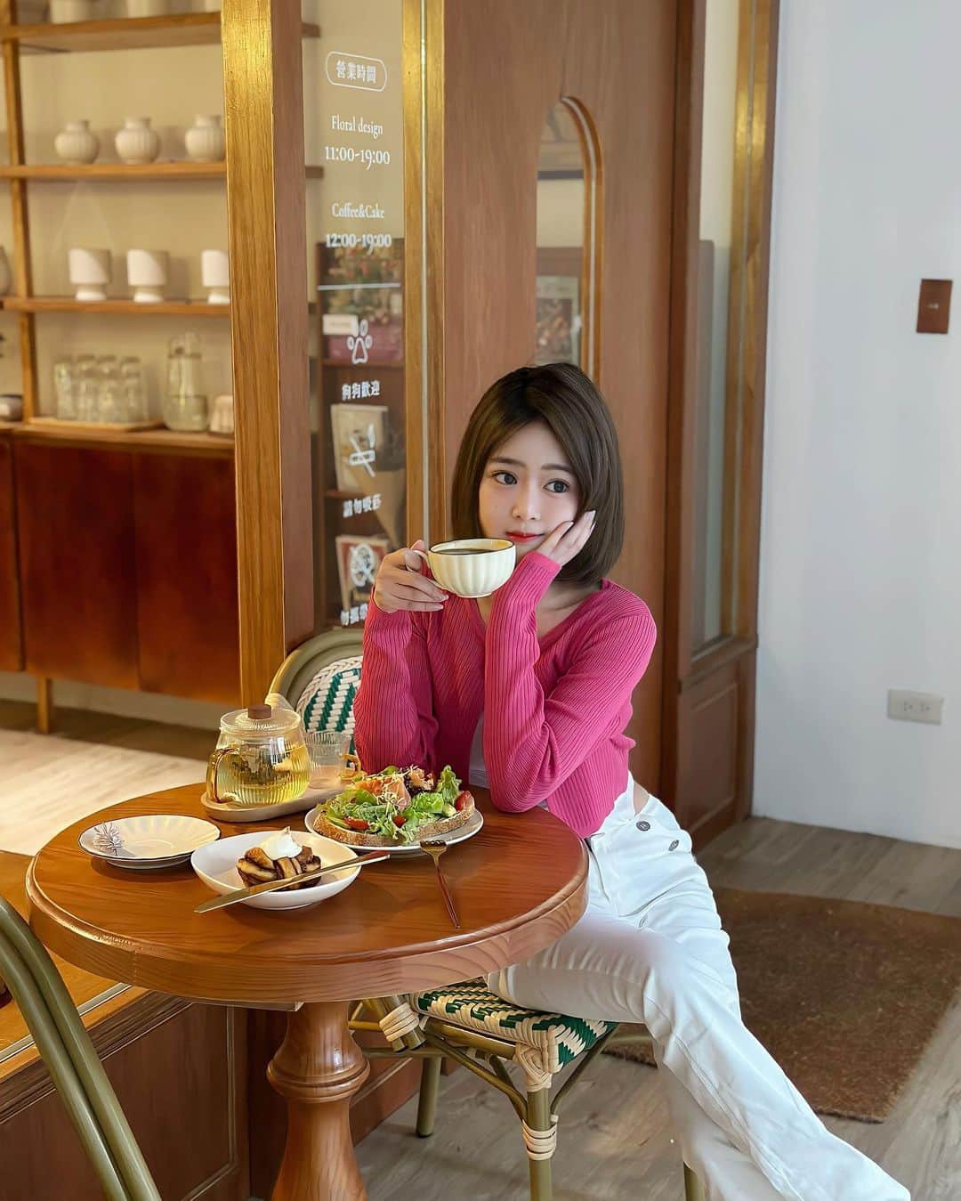 徐薇涵（Wei Han Xu）のインスタグラム：「巷弄內小巴黎感咖啡廳 是花店💐也是咖啡廳☕️ 還是寵物友善餐廳🍴 憋了一個禮拜來這邊實在太開心了 雖然臉還是腫的不能大笑😂  （所以圖有修哈）  Bra Top、罩衫: @caco_tw   #caco  #caco率性美學系列🖤」