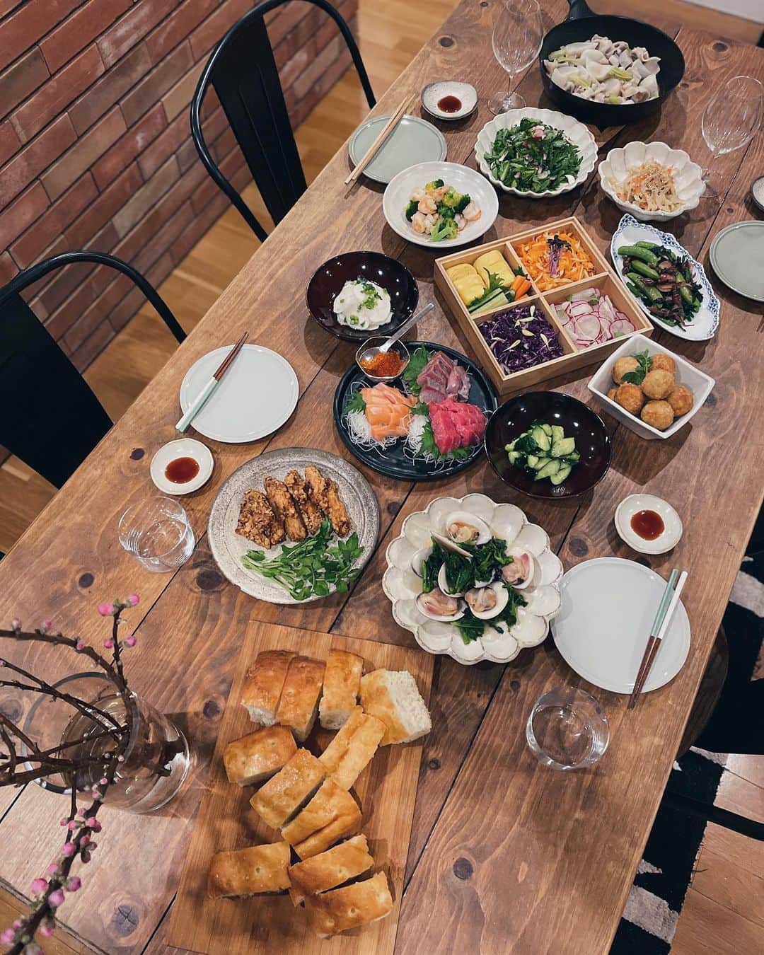 原田沙奈子さんのインスタグラム写真 - (原田沙奈子Instagram)「ひなまつり当日🌸 （って、遅すぎる投稿！）  レイちゃんの豪華なひなまつりご飯に子供たちも大喜びで♡ とっても良い時間を過ごさせてもらった。 平日だったから準備も大変だったろうに…  私はフォカッチャとお重に入れたお惣菜と自分用に頂き物のノンアルコールワイン持参。 フォカッチャが焼けたと同時にお家を出たからそのまま紙袋に入れたんだけどレイちゃん宅に着いてもまだホカホカだった。 それをつまみ食いするアマネとアオバは結局、乾杯前に半分以上つまみ食いして美味しい美味しい言ってくれて、つまみ食いクレーム言いながら実は心の中で喜んでたってゆーね。  今年のひなまつりは忙しさを理由に雛人形も飾ってあげられず申し訳ない気持ちでいっぱいだったけど、レイちゃんのおかげで少し気持ちが楽になった。  レイちゃんありがと❤️ 愛情たっぷりご飯おいしかったー  #おうちごはん#ひなまつり#ひなまつりごはん」3月13日 22時33分 - sanakoharada