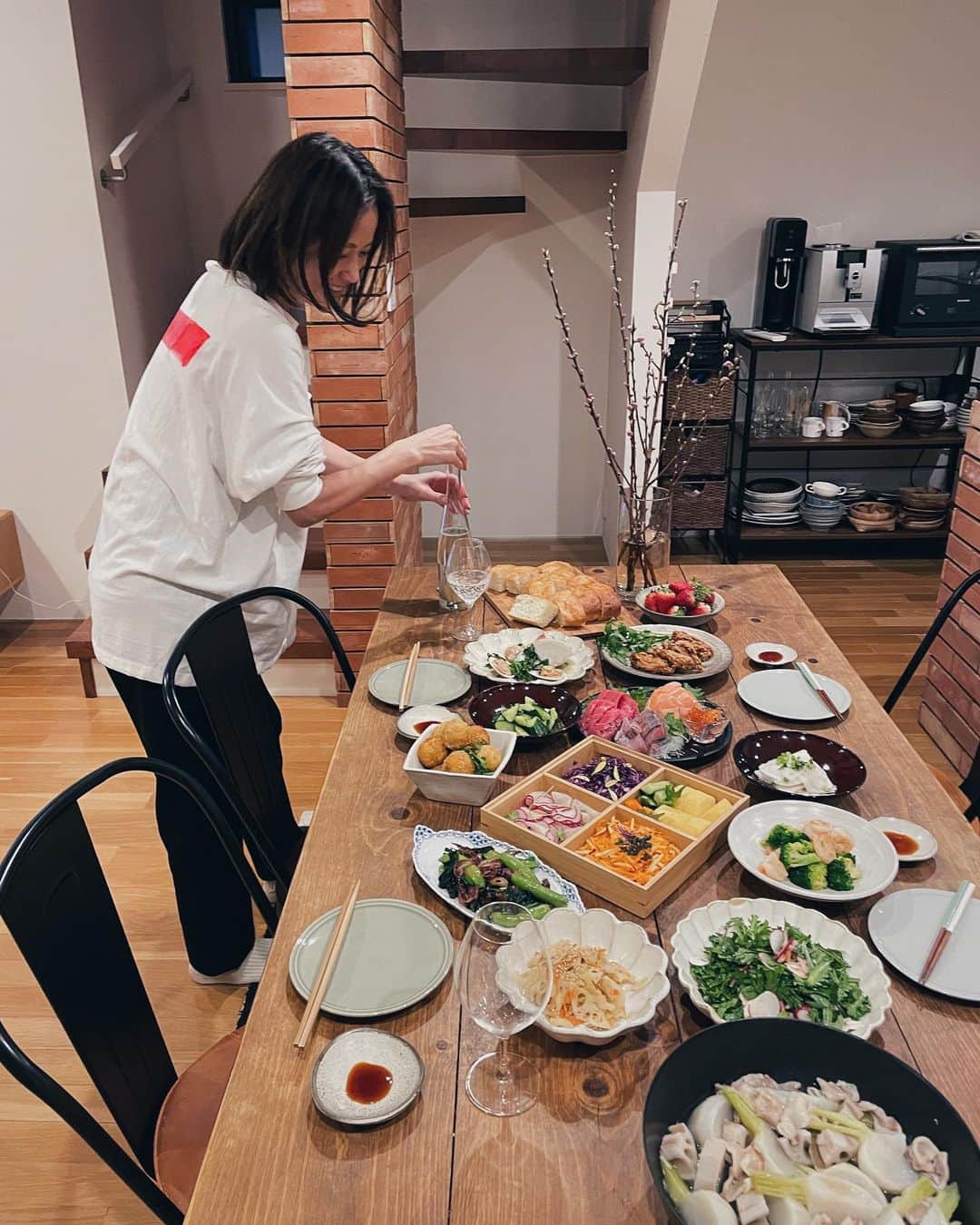 原田沙奈子さんのインスタグラム写真 - (原田沙奈子Instagram)「ひなまつり当日🌸 （って、遅すぎる投稿！）  レイちゃんの豪華なひなまつりご飯に子供たちも大喜びで♡ とっても良い時間を過ごさせてもらった。 平日だったから準備も大変だったろうに…  私はフォカッチャとお重に入れたお惣菜と自分用に頂き物のノンアルコールワイン持参。 フォカッチャが焼けたと同時にお家を出たからそのまま紙袋に入れたんだけどレイちゃん宅に着いてもまだホカホカだった。 それをつまみ食いするアマネとアオバは結局、乾杯前に半分以上つまみ食いして美味しい美味しい言ってくれて、つまみ食いクレーム言いながら実は心の中で喜んでたってゆーね。  今年のひなまつりは忙しさを理由に雛人形も飾ってあげられず申し訳ない気持ちでいっぱいだったけど、レイちゃんのおかげで少し気持ちが楽になった。  レイちゃんありがと❤️ 愛情たっぷりご飯おいしかったー  #おうちごはん#ひなまつり#ひなまつりごはん」3月13日 22時33分 - sanakoharada