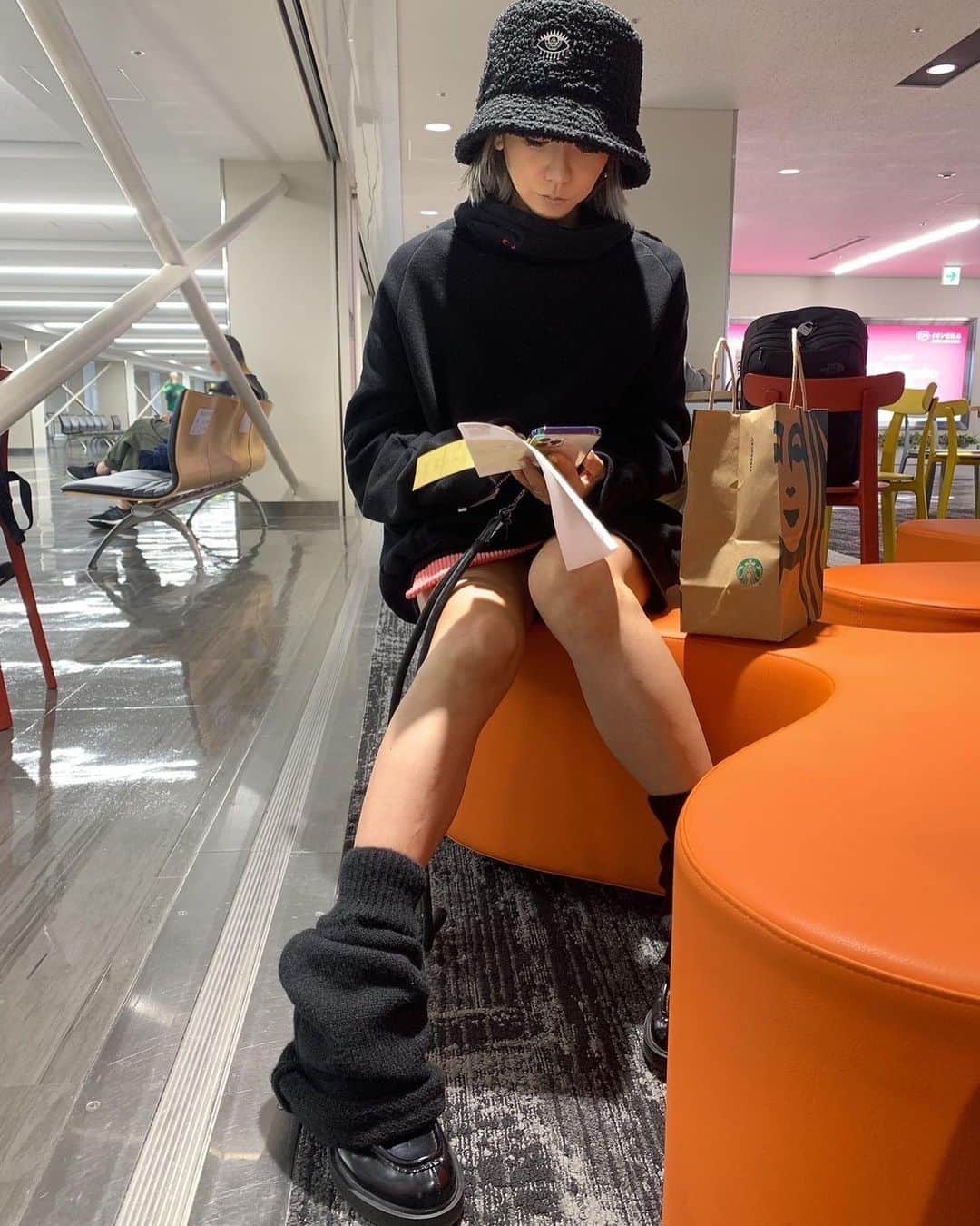 倖田來未のインスタグラム：「. ツアーがついにスタートしました！！ ⁡ 全開に筋肉痛の大阪公演でした！！ 4公演みなさんありがとうございました！！！！ ⁡ 言うまでもなくですが、演者だけでなく、スタッフまでみんな筋肉痛だったようです！笑笑 ⁡ 来ていただいた方も、筋肉痛になってらっしゃるのではないでしょうか？？笑笑 ⁡ 次は、広島へ！ アンコール一曲目は撮影OKなので ぜひ家に帰ってもハッピーな思い出をお持ち帰りください！ もちろん、お友達にシェアしてハッピーのお裾分け、たくさんしてくださいねー！！  ps 東京は、暖かいらしいと聞いてルーズソックスで足出し。 劇的に寒くてびっくりした月曜日でした。 ⁡ #KODATOUR23 #倖田來未 #kodakumi」