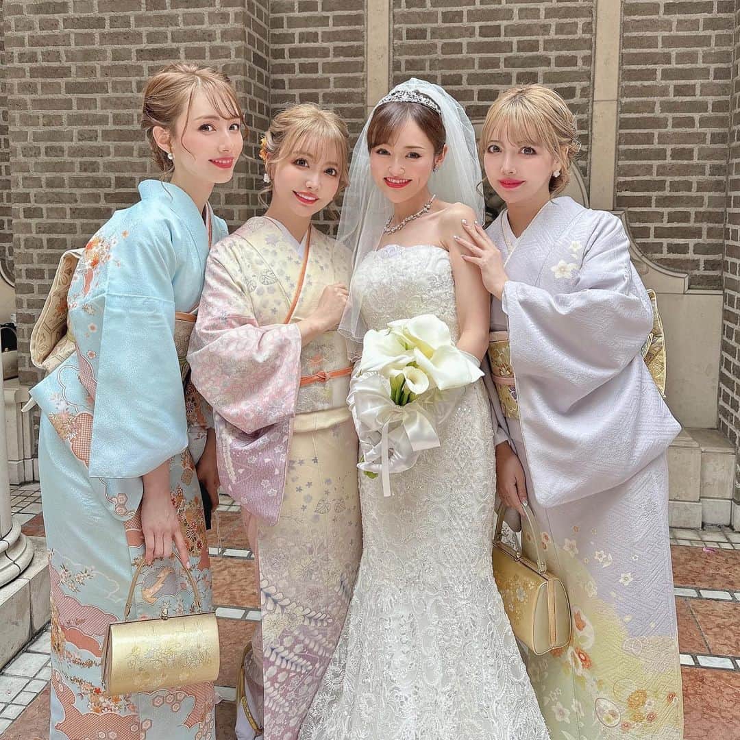 吉川ちえのインスタグラム：「【💐💍💐💍💐💍💐💍】 . 実は実はもう何十年も友達👸🏻の よったんが先日結婚式💒をしました👼💓 ( @happy_bankongirl ) 本当におめでとう🎉㊗️ 写真載せてOKって許可もらってたけど、気持ちとか文章をしっかり書きたかったから中々UP📸出来なかったけどやっと…☺️❤️❤️ . よったんとは出会いも鮮明に覚えてる🤣🫰笑💓 職場が少しの間だけ一緒だったので  うちら双子の事を見ていつもうちらの双子クイズ👯‍♀️｢今日はどっちだ⁉️｣みたいな事毎回やってた🐰💓w 当時のうちらは誰かに心開くの中々遅い性格だったけど、 よったんの天性の明るい性格や優しさで すぐに心開いて仲良くなりました🤲✨ . 仲良くなったらあっという間🎀‼️ よったんとは国内旅行✈️はじめ 海外旅行など色んな所を一緒にいきました🥺👐 こんなに沢山一緒に旅をしたのは、 よったんだけです🥰✌️✌️ . お互い写真撮るのが📷好きだから その趣味も一緒で色んな場所へ行って たくさん思い出写真撮ったよ🙋‍♀️💕 記憶に残ってるのが毎回意味もなく、 小倉の居酒屋さんで 何時間も話したりとか…🤣❤️ . あと大分県に車で行こうとしたら 何故か熊本の阿蘇について、 ノリで阿蘇ファームランド泊まった記憶が🤣💓笑 . うちらが上京してよったんも 関西でお互い頑張ってて🔥 タイミング合う時は会ってて🐰🎀 そんな中よったんから"結婚します💍"と言う嬉しい報告が…😭❤️ . そして遂に先日結婚式に招待されて 凄く凄く嬉しかったです💕 よったんの結婚式は洗練された大人なイメージ✨で カッコよかった👏❤️ ドレスも大人上品ドレス👗が多くて綺麗だった😍😍 特に私が素敵だなって思ったのは着物姿でした👘❤️ほんとに綺麗だったよー😭💕 よったん普段からいつも美意識高くて✨綺麗なんだけど、 結婚式の時更に努力したのか前以上に華奢になってて💓お肌もピカピカだった🦕💫すごい努力したんだろうなぁ😭❤️って分かる花嫁姿でした‼️輝いてました🥺🤲 . 結婚式も明るい結婚式で 笑いあり涙ありで素敵だった❤️ 素敵な時間でした✨ 友達の結婚式👰ってほんとにいいよね(*´ω｀*)✨ よったん招待してくれてありがとう💓そしてほんとに結婚おめでとう🎉㊗️」