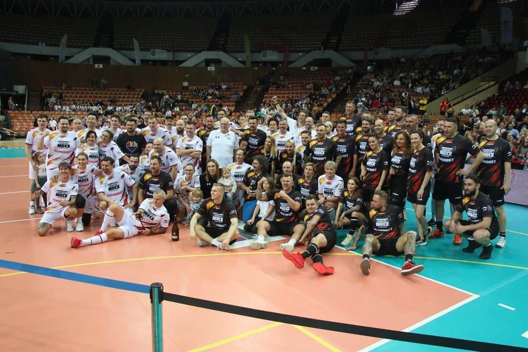 マルチン・ヴァシレフスキのインスタグラム：「Działo się w sobotę w @legendarnykosmicznymecz 🏐🏀」