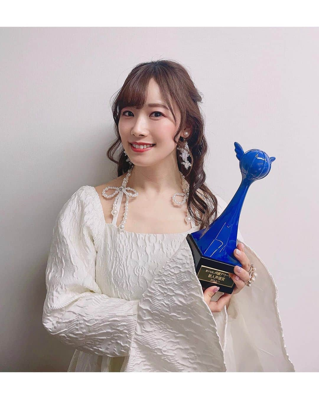 直田姫奈のインスタグラム：「第十七回声優アワードにて、 新人声優賞をいただきました。  発表されてから、たくさんの方々からお祝いの言葉が届きました。 どれも暖かく、こんなにもたくさんの方に祝っていただけるなんて幸せ者です。 みなさんの声をエネルギーに変えて、作品を通してお返ししていきたいと思います。  声優を目指して4年、デビューして5年、常にいろんな選択に迫られる日々でしたが、本当に諦めなくてよかったと心から思います。 だからこそ感謝の気持ちでいっぱいです。  私を一から芝居とはどういうものか教えてくださった先生、私の力を最大限に引き出してくれる共演者の皆様、スタッフの皆様、ずっと見守ってくれた家族、応援してくださるファンの皆様。 そして、私と出会ってくれたキャラクターたち。 ハルカは私の人生を変えてくれました。 透子ちゃんはいつも新しい景色を見せてくれます。 海夢ちゃんは私に夢を与えてくれたし、声優として成長させてくれました。 他にも私に出会ってくれたキャラクターたち一人ひとりは、いつも私を導いてくれます。  すべての皆様のおかげで私は声優という仕事ができます。  感謝してもしきれません。  本当にありがとうございます。  この気持ちを忘れず、キャラクターをキャラクターらしく輝かせられる声優になれるように頑張ります！  これからもよろしくお願いします！  本当にありがとうございます✨✨  #声優アワード」