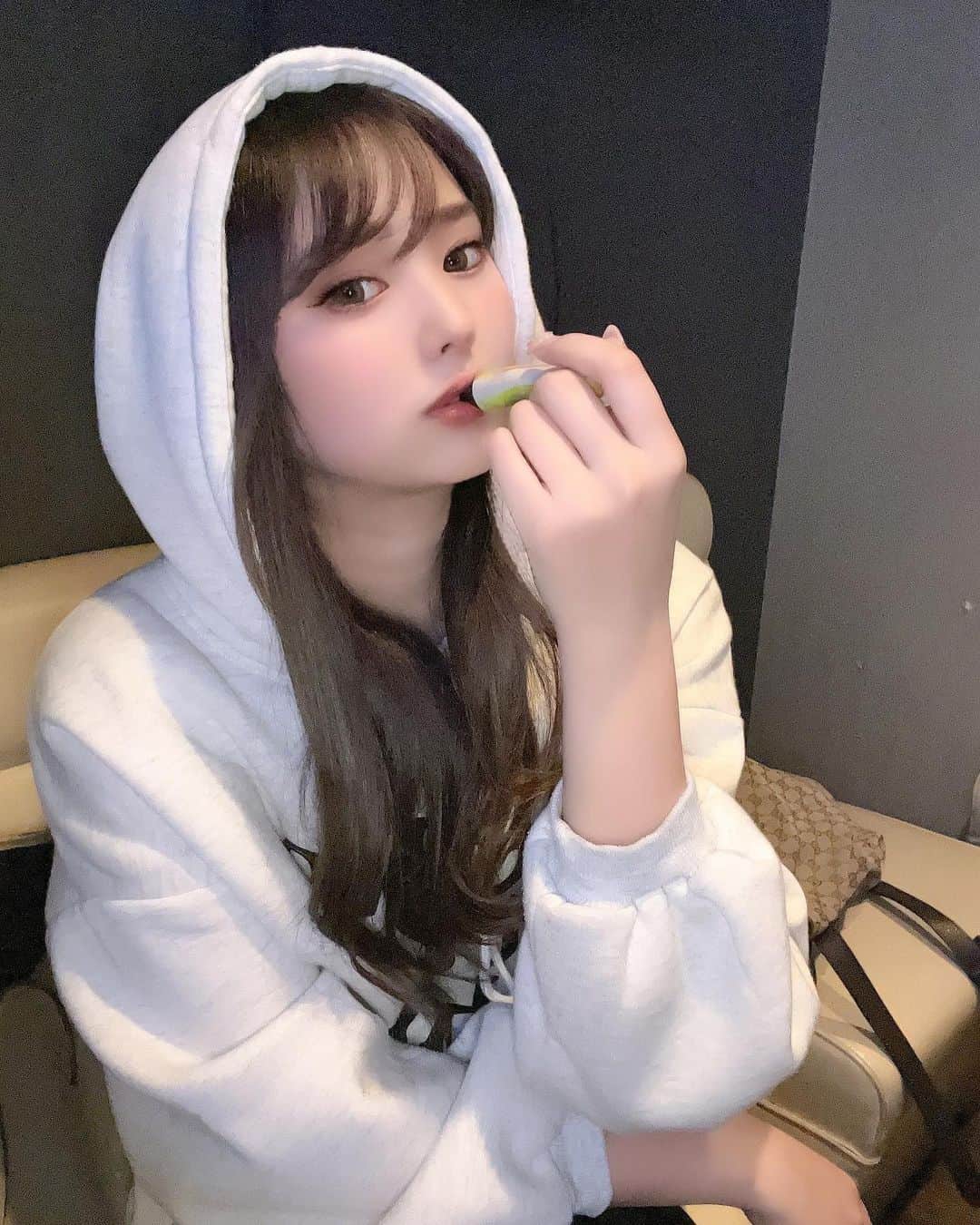 嶋谷愛（あいちゅん）さんのインスタグラム写真 - (嶋谷愛（あいちゅん）Instagram)「. @slash_vape_official から いよいよ#cbdオイル 成分が入った シーシャが☺️♡♡ ストーリーのURLからとんでね👼 . . . #데일리 #셀스타그램 #좋아요반사 #얼스타그램 #오오티디 #일본 #셀카놀이 #여행스냅 #일본여행 #여행일기 #여행기록 #여행스타그램 #シーシャ #水タバコ #cbd」3月13日 22時49分 - aichun_1649