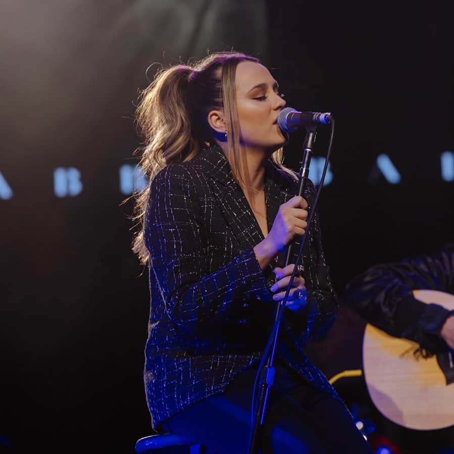 ギャビー・バレットのインスタグラム：「Back at it 🎤  Thanks for including me on such a great song! @coltondixonmusic   ~Grateful God has placed a big microphone in my life & that I get to be a little marching ant on the hill for His Glory!  📷: @catherinepowell  @gettyentertainment」