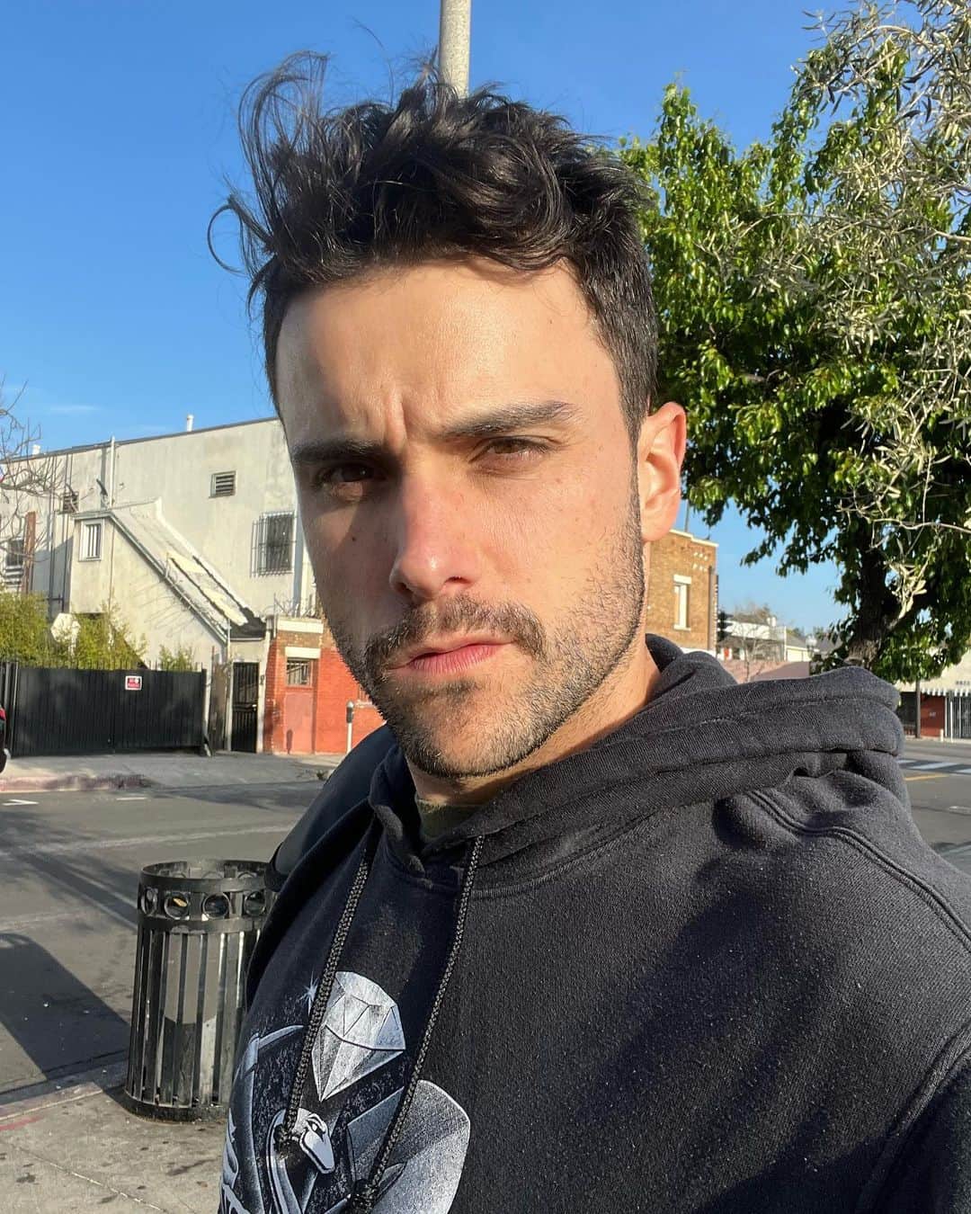 ジャック・ファライーのインスタグラム：「Apparently I’ve been walking around with sunscreen in my mustache all day. Good start to the week」