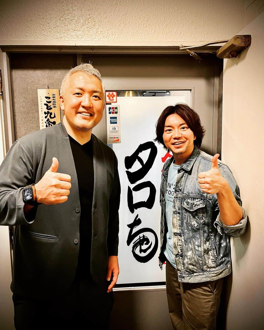 田辺晋太郎さんのインスタグラム写真 - (田辺晋太郎Instagram)「【柔道男子日本代表監督でアテネ五輪金メダリストの鈴木桂治さんとタロちゃんで焼肉！】  というわけで、昨夜は #柔道男子日本代表 監督で #国士舘大学 体育学部武道学科教授の #柔道家 #鈴木桂治 さんと #桜新町 の #焼肉人生タロちゃん でご一緒させて頂きました！！  監督というお立場ながらいまだにトレーニングは欠かさない事もあって『うまい！！うまい！！』とたくさん召し上がって頂き、こちらまで #焼肉 が何倍も美味しく感じられました(*´∀｀)  鈴木桂治さんは子供達に #柔道 という武道を通じて、 相手を思いやる気持ち、諦めない気持ち、挑戦する気持ちを大切に指導し、また礼儀や返事、挨拶などを身につけながら大きく成長させ、日々、柔道を普及させるために #鈴木桂治柔道アカデミー （#KJA）を主宰されていらっしゃるとのことで、初めてお会いしましたがその想いや人間としての魅力で一発でファンになりました！ ぜひ何かKJAの活動に協力したいし皆さんの中でこの活動に興味ある方は何か一緒にやりましょう！  また鈴木桂治さんは中学から国士舘にいらしたので我が地元 #世田谷 が第２の故郷！ 愛してやまない #上町 の #バーボン や #松陰神社 の #町中華 #喜楽 の話で盛り上がってより一層親近感が増し #世田谷グルメ も良いものだなぁと再認識しました！  お連れ頂いた竹ちゃん、そしてはじめましてでしたが #90年代音楽 好きで意気投合させて頂いた綱さん！ 素晴らしい飲食店経営者のお二人との会話も本当に刺激的でした、ありがとうございました！！  いやぁ、改めて #タロちゃん の焼肉、そして #ハンバーグ 旨いよなぁ、、、（手前味噌ダレw）  本当にありがとうございました！！  #肉マイスター #田辺晋太郎 #和牛 #yakiniku #但馬牛 #但馬太田牛 #神戸ビーフ #ホルモン人生タロちゃん #中野 #自由が丘」3月14日 9時42分 - meat_meister_tanabe_shintaro