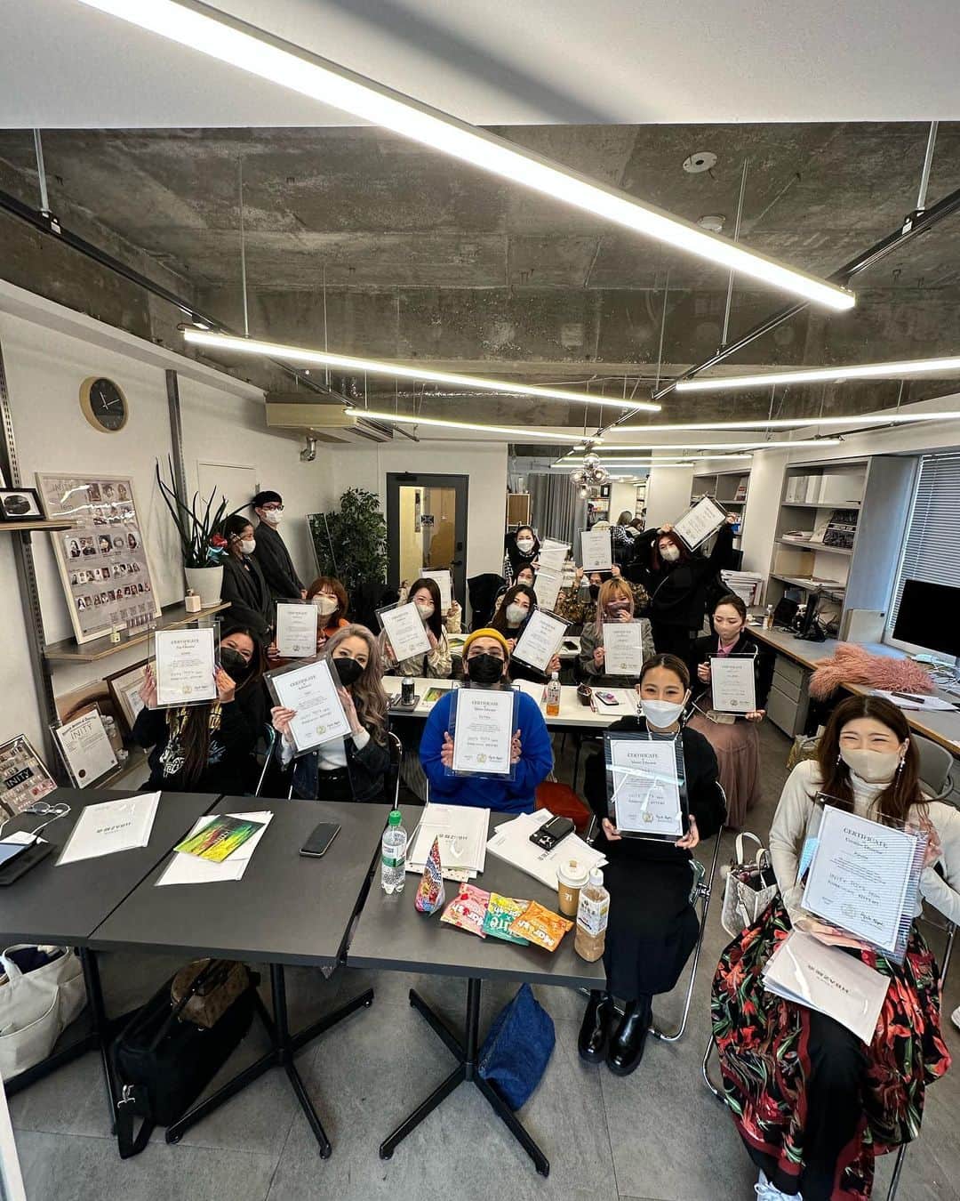 initygel_officialのインスタグラム：「HBAZ(INIITY)総会 in 芝大門  3月7日にHBAZ総会を東京都港区芝大門本社で初開催しました✨  朝から夜まで講師陣、インフルエンサー、アンバサダー含め、みんなで勉強会☺️  新体制の話や、新エデュケーション、アクリル勉強会や、INITY TOY’s flickaの勉強会、沢山のボリュームでみんなで教え合い、学ぶ時間となりました✨  そして今期関わってくれる先生に認定証をお配りさせて頂き、実り多き時間となりました🥺  北は北海道、南は沖縄の全国の先生方、集まってくださり、そしてINITY立ち上げ相談時からずっと一緒に歩んでくださってるTAT城野さん西島さんも参加してくださり本当にありがとうございました✨  そして入念なエデュケーションで準備をしてくださった、 Ayumi先生、まきねぇ先生、RYOTA先生 アクリルデモしてくださった 長谷先生、Chii先生 flickaのSaori先生 そして社内も含め大変だった準備本当ありがとうございました🙏  ネイリストさんに喜んで頂ける商品だったりエデュケーションだったり、ブランド、先生方、そして何よりINITYを使ってくださってるネイリストさんがもっともっと技術やサロン経営でお役立ち、成長できる環境を整えて今年1年頑張ります☺️  #社員総会 #ネイルサロン #ネイル勉強会 #nails #gelnails #initygel #toysbyinity」