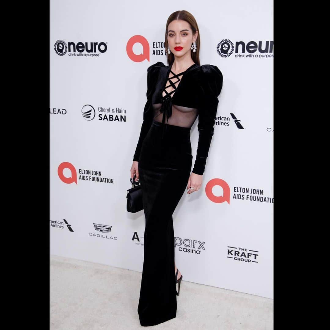アデレード・ケインのインスタグラム：「Full fit from last night 💋 @ejaf #ejafoscars  . . . Tysm to @daniandemmastyle for styling, @kristinhilton on glam & @kikihaircutter on hair! ♥️♥️♥️」