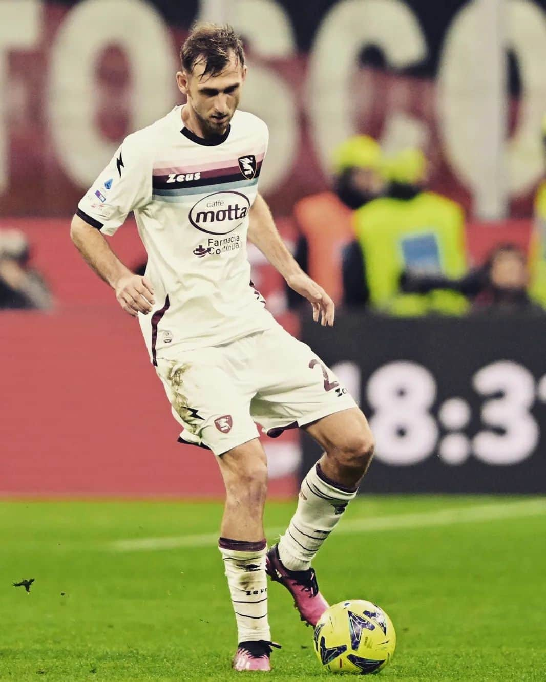 ノルベルト・ジェンベールのインスタグラム：「Un punto a San Siro contro una squadra molto forte. Si continua a lavorare 🇱🇻💪 @francescopecorarofotografo  @ussalernitana1919official  #forzasalernitana #forzagranata #team #hardwork #macteanimo」