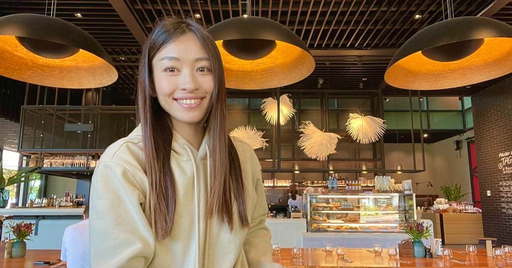 北山由里のインスタグラム：「The Pantry🍽✨ @thepantryauckland   オークランドのハーバーにあるカフェなんですが、すごくおしゃれ&食事が美味しい🥳✨  学校帰りによくランチしたり、動画の編集作業をしてます。  ここのサーモンエッグベネディクトが最高🥚✨  ミートサンドイッチもかなりボリュームがあって食べ応えアリ🥪✨  #newzealand  #auckland  #thepantry  #Youtuber #cafe #eggbenedict  #sandwich  #viaductoharbour  #ニュージーランド #オークランド #留学 #pokemongo #ポケモンGO #thepantryauckland」