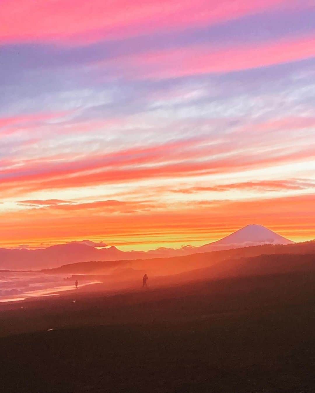 のインスタグラム：「昨日の夕焼け空。 風は変わらず波は良くなかったが、秒刻みに変わる絶景を海に浮かびながら眺める事ができた。 海に入って良かった〜！ ラッキー！ #sunset #sea #surf #surfing #mtfuji #lucky #夕焼け #富士山 #ありがとう」