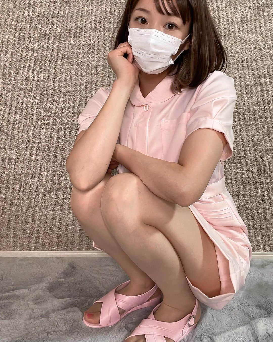 小林加奈のインスタグラム：「どこ見てる？笑」