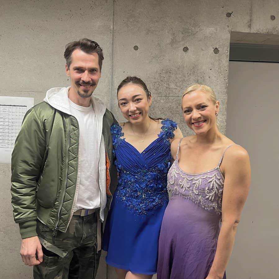 本郷理華のインスタグラム：「🤍🤍🤍 I really wanted to meet you guys for a long time !!! I’m so glad to see you again and skating with you in this show!! I’m looking forward to seeing you next time 😊 Thank you so much ✨  引退してからずっと会いたかったシェイさん、ボーデンさん😊 会えて本当に嬉しいし、また一緒に滑れるなんて夢のようです！！ いつ見てもシェイさんの滑りはカッコ良すぎで、私の憧れです🥹 また一緒に滑りたいです！！ 今までたくさん学ばせて頂き、今回も間近でスケートを見て、学ばせて頂きました✨ いつかどこかでシェイさん、ジェイソンとリバーダンスを滑りたいです😂笑  シェイさんは私のヒーローです⛸️🤩笑」