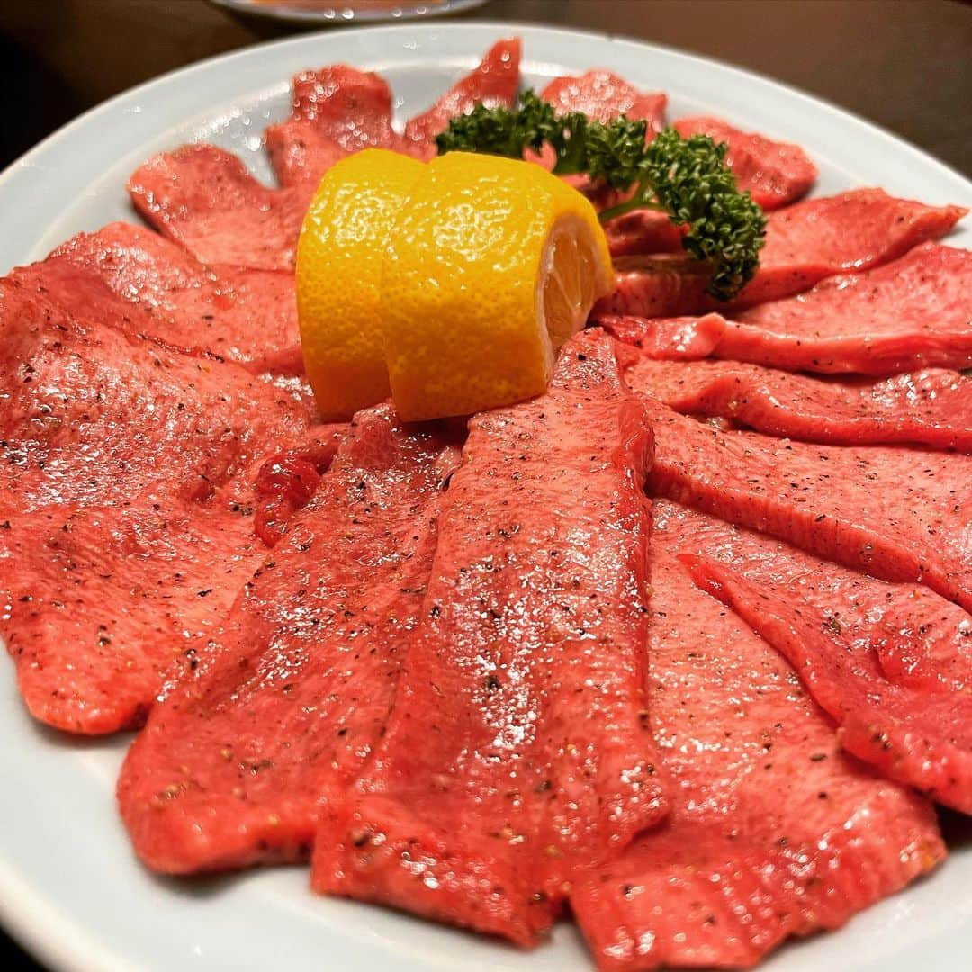 鈴木央紹さんのインスタグラム写真 - (鈴木央紹Instagram)「すごく久しぶりに。 肉活動は怠っておりません！笑 #ヒサログ #塩タン #ユッケ」3月14日 8時44分 - hisatsugusax