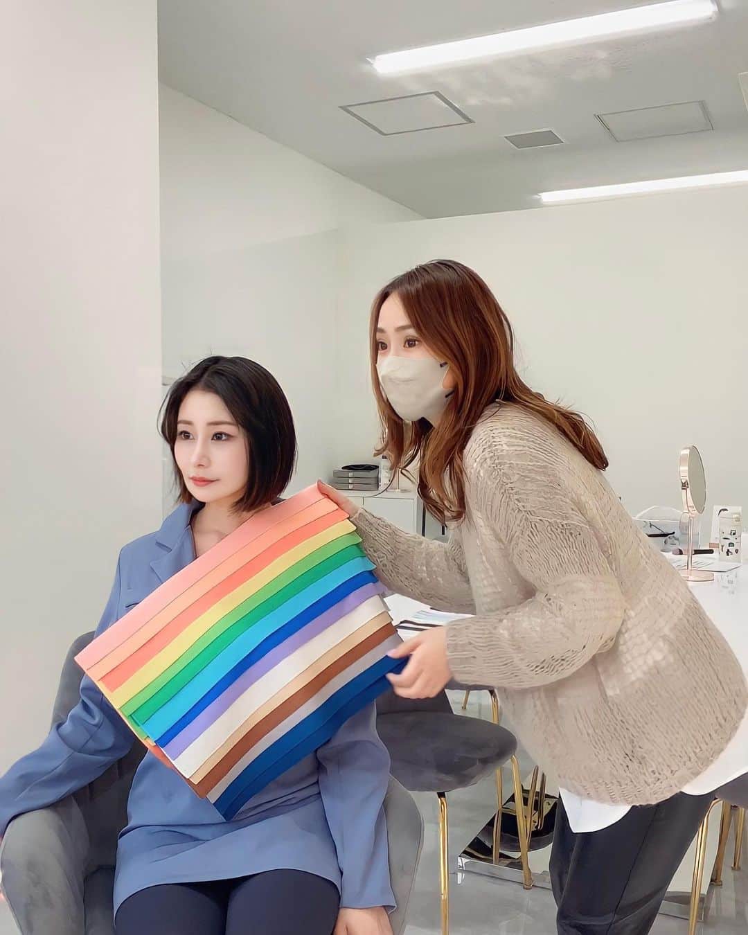 明里ともかのインスタグラム：「ずっとやりたかった「カラー診断・骨格診断・タイプ別診断」を受けてきました❗️ ・ 私は「イエベ春・ブルベ冬❄️」「骨ウェーブ」「エレガント」でした✨ ・ 自分では中々チョイスしない色やファッションを提案していただき、新たな出会いを果たした気分☺️🌸 ・ RDresserの水野谷先生、大変お世話になりました✨✨ ・ #カラー診断 #タイプ別診断 #骨格診断  #骨ウェーブ #ブルベ冬 #イエベ春」