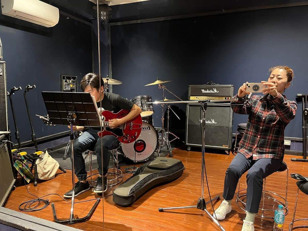 birdのインスタグラム：「先日は堀越さんとリハーサルでした。 エレキギターとのデュオ、雰囲気あります♪  #リハーサル　#堀越雄輔　#bird @yusukehorikoshi0921」