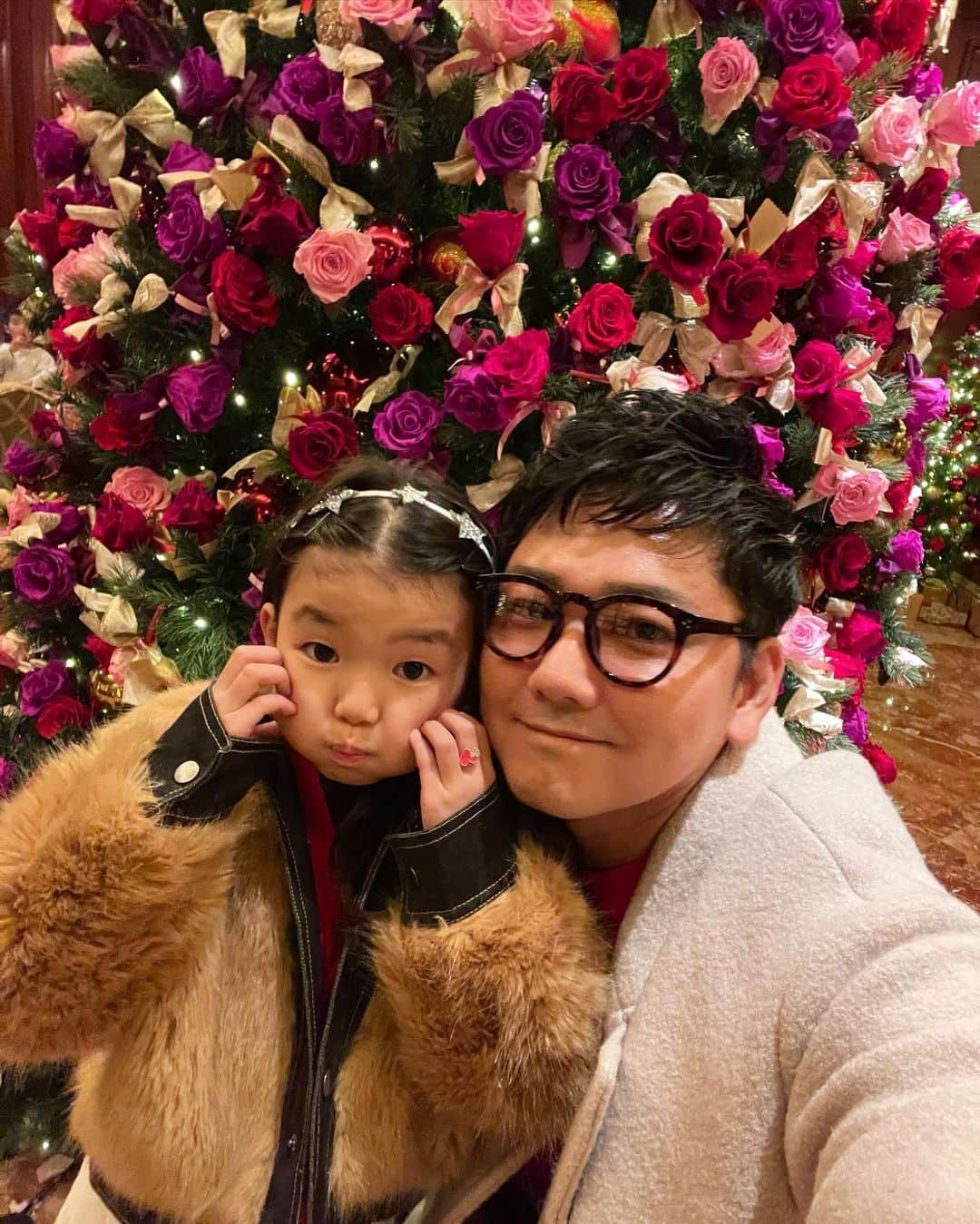 嵜本将光 のインスタグラム：「⁡ ⁡ 昨日からマスクの着用が個人の判断に委ねられた。 ⁡ ⁡ まぁ、我が家は基本的に常々マスクなんて着けなくて良いと言ってるんだけれど、昨日は 今日からやっと皆んなマスク着けなくて良くなるね！学校で皆が笑顔で過ごせるね！ と娘を送り出したわけです。 ⁡ しかし、今朝妻から 昨日娘がマスクを着けて帰ってきたと聞いた。 ⁡ ⁡ 聞くと、先生からは今日から着けても着けなくても自由だから言われたらしいが、直後誰もマスクを外さなかったらしく、逆に外しているのが恥ずかしかなったと。 ⁡ そもそも小さな子供達が 自己判断でマスクを外せる訳無いやろ！ 個人の判断に委ねるとか中途半端な事言わないで、 ⁡ 文科省は"原則体調が悪く無い限り 健康の為に子供達にはマスクを着けさせない" としないと、大人の作った馬鹿げたルールで 一生学園生活マスクで過ごさせる事になるぞ！ ⁡ だって今朝見てても送っている親達も皆んな野外でマスク着けて子供達送ってるんだから ⁡ もうどうしようもないって ⁡ ⁡ 人の目を気にする大人達のせいで 子供達の感覚もおかしくなる ⁡ ⁡ せめて学校で元気いっぱい過ごす時間は マスク外して過ごさせてあげてくれ 頼むから ⁡ ⁡ 親も学校も教師も  大人達が率先して 子供達の笑顔を最優先して行動しようぜ ⁡  #マスクを外そう  #子供達が笑顔で過ごせる日々を ⁡ ⁡」