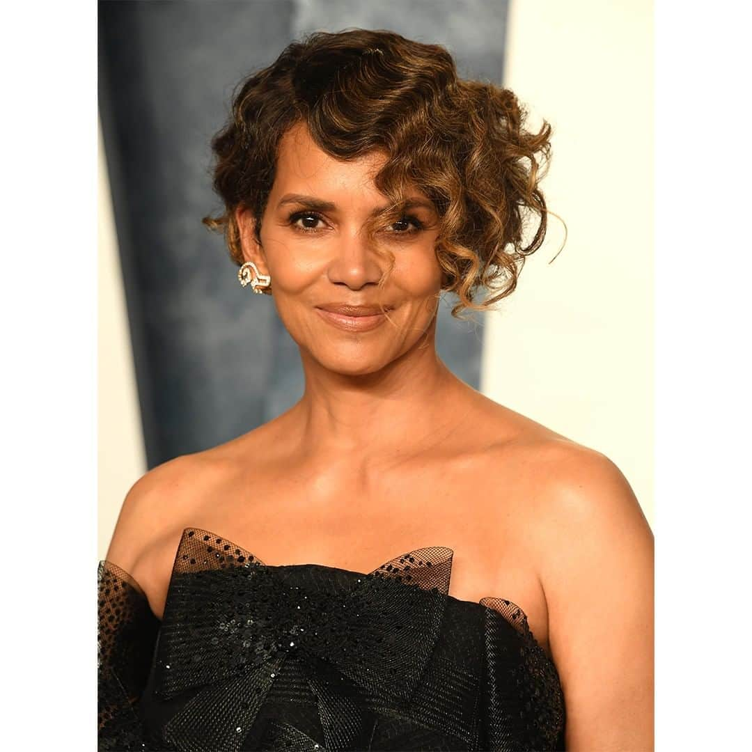 NIWAKAのインスタグラム：「Halle Berry attends the 2023 Vanity Fair Oscar Party wearing NIWAKA Fine Jewelry.  KARAHANA earrings - 18k yellow gold, diamonds | KARAHANA, KYOKOMICHI, HANAYUKI bracelets - 18k white gold, diamonds | KARAHANA rings - 18k white gold, 18k rose gold, diamonds. Styled by @iamlindsayflores   #NiwakaCollections #vanityfairoscarparty #halleberry #awardseason #Niwaka #俄 #diamonds」