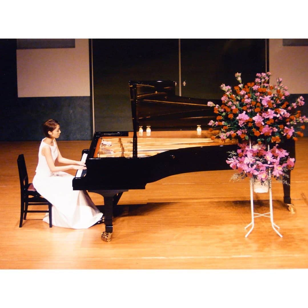 武村八重子のインスタグラム：「大学最後の演奏会🎹 懐かしすぎる…😂 . #piano #pianist  #過去を振り返る  #若かりし頃  #😱」