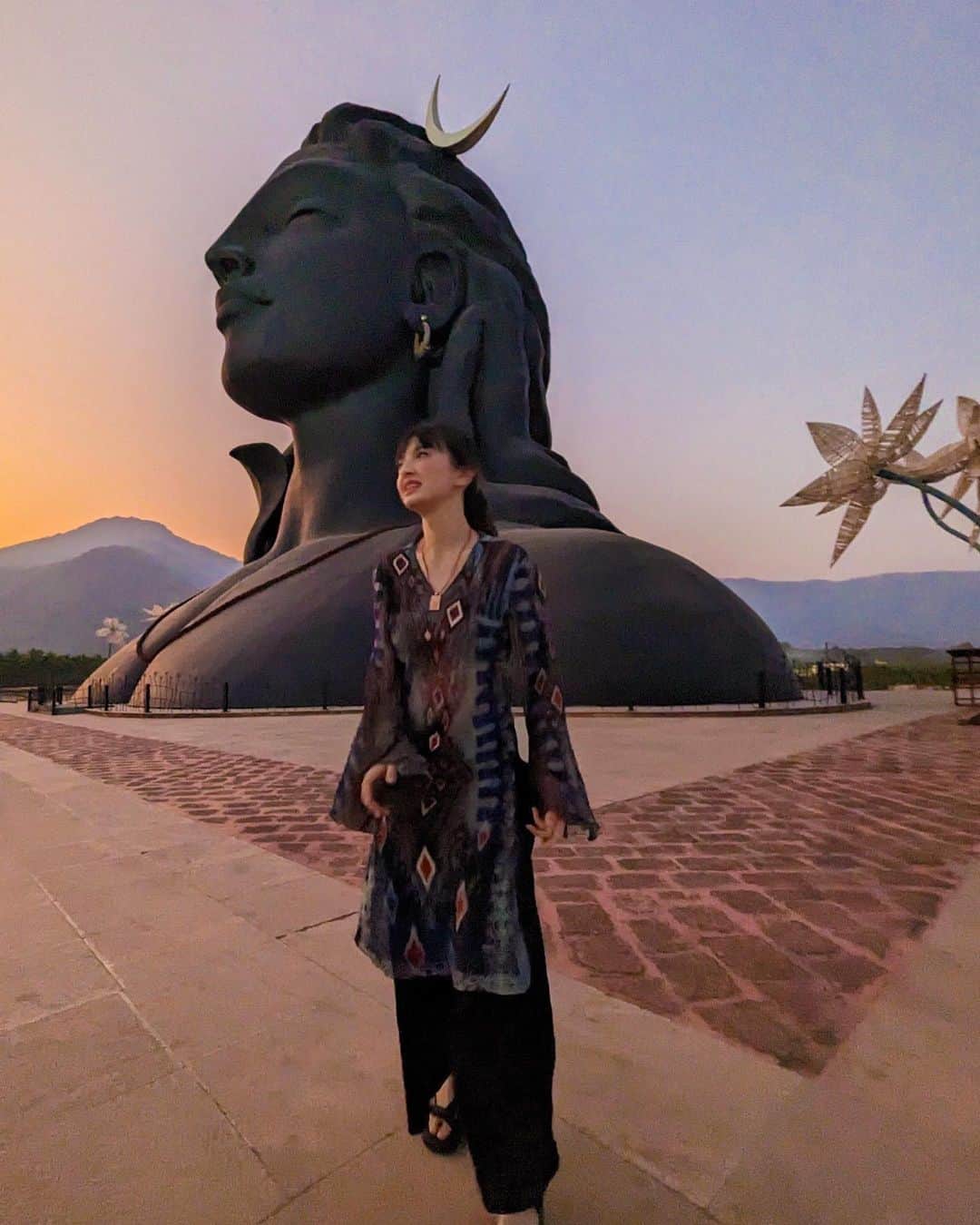 ラライン・シャーのインスタグラム：「One of the many magical experiences during my week at Isha school of Yoga in Coimbatore India.✨  It felt like a school excursion where our group hopped on a bus after our classes, laughed, and got up to dance with the local crowd.   We were there to watch the tale of the first Yogi, Adiyogi. The crowds gathered to watch a spectacular 3D laser show depicting how he brought yogic sciences to humanity. It felt like a celebration with souls that were destined to meet.  Blessed.」