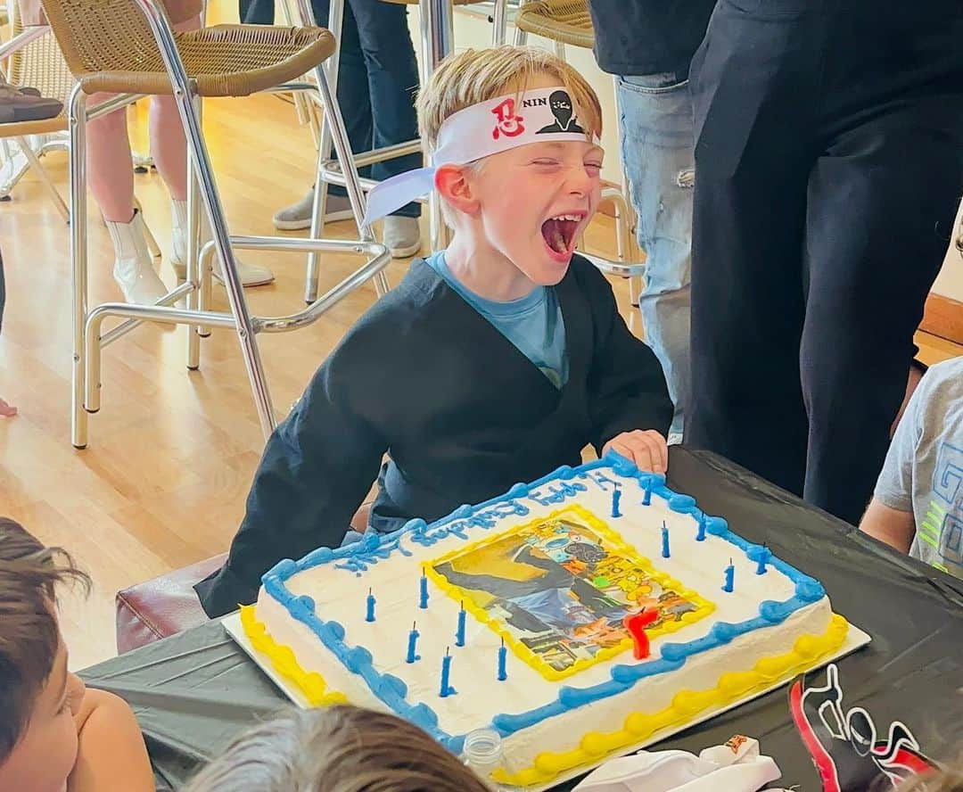 アンナ・シルクのインスタグラム：「Happy Birthday my sweet boy!! A friend asked “what does Levi like?” so she could get you a gift. My response was : “Well…Levi likes….style. Skateboarding, sushi, large sandwiches, swearing, general bad assness” These are all true!! Your love of life is really inspiring kiddo!! You put the intensity of yourself into every moment. But what I also see everyday, is the care you take of your friends :) You have a HUGE heart and I am so proud of you!! Happy 7th my dear sweet baby❤️」