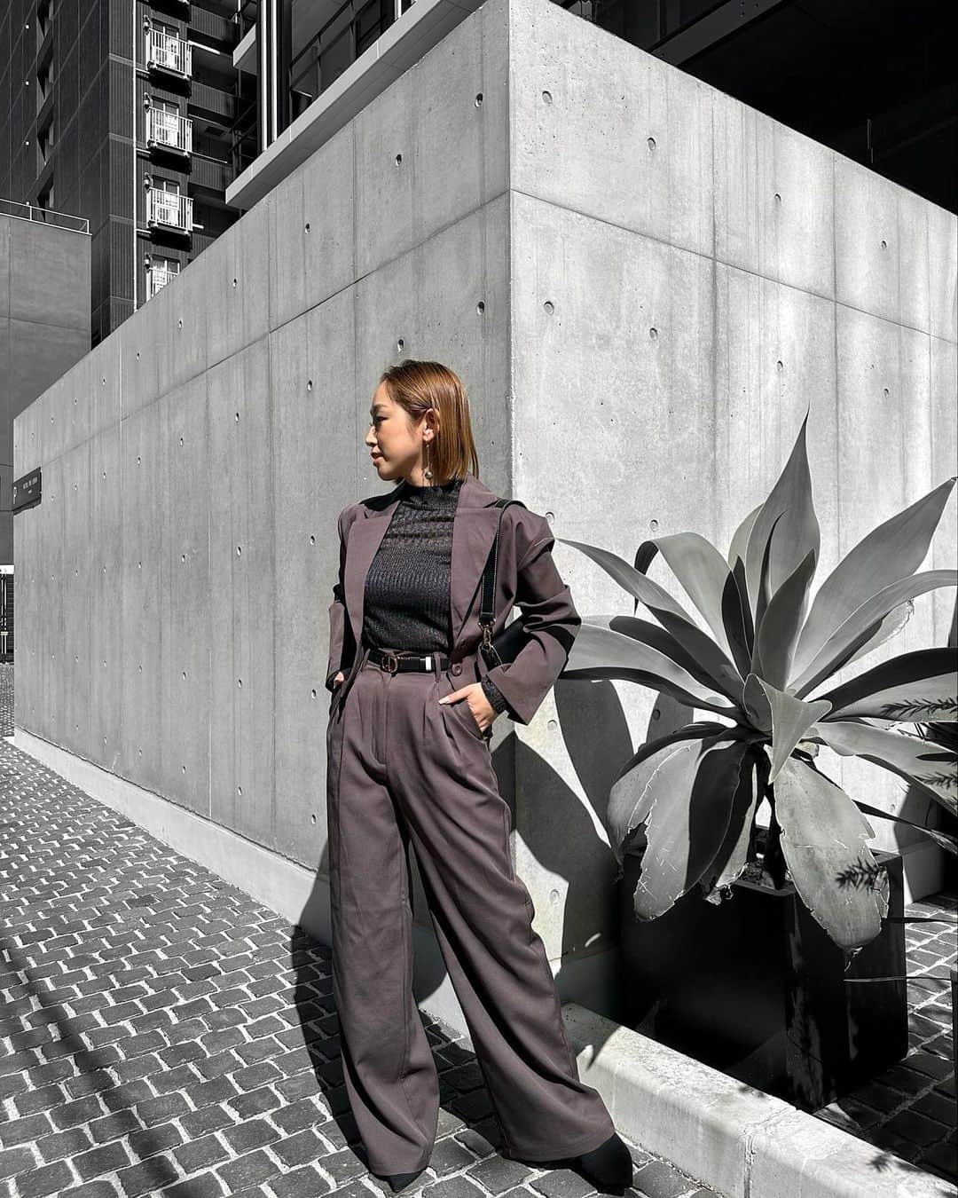 のインスタグラム：「今の仕事をするようになってから かっちりした洋服を 選ぶ機会がとても増えた💫  セットアップは着回しがきくので とてもありがたいアイテム🙏  ブラウンのカラーは 黒よりもかっちりしすぎず 組み合わせ次第では カジュアルにも着こなせるので おすすめです✌️🤍  　　 OOTD ￣￣　　　 ￣￣ ▪︎ジャケットセットアップ ブランド：GRL 品番：rut921 サイズ：S  ▪︎タートルニット ブランド：MURUA 品番：0123126009」
