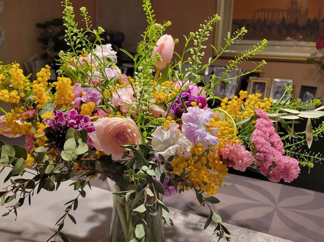 音無美紀子さんのインスタグラム写真 - (音無美紀子Instagram)「いつも応援してくれる大好きなお友達が集まって、読売演劇賞受賞のお祝いディナーをしてくれました。 美しいお花のアレンジメントは、私の好みの色で梨未さんが作って下さったの。 感謝でいっぱいです。 本当に幸せ❤️ 町田にオープンしたばかりのイタリアンレストラン Crepitioのシェフが焼いてくれた祝チョコレートケーキの文字が可愛い😍、前菜からデザートまで、とっても美味しかったわ。 友よ、ありがとう☺️☺️☺️」3月14日 1時41分 - mikikootonashi