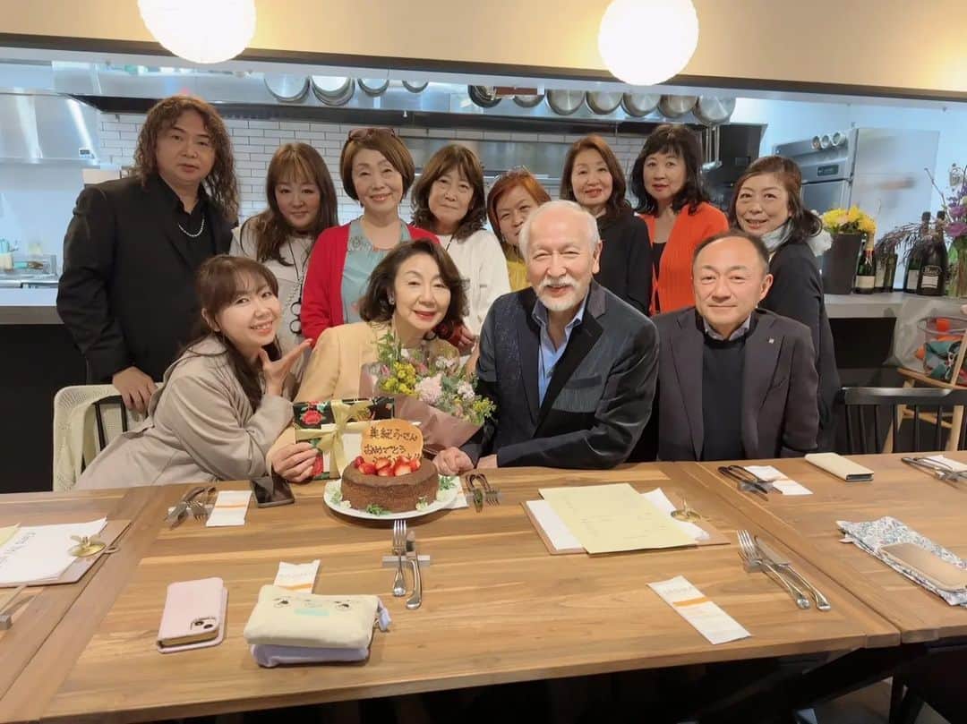 のインスタグラム：「いつも応援してくれる大好きなお友達が集まって、読売演劇賞受賞のお祝いディナーをしてくれました。 美しいお花のアレンジメントは、私の好みの色で梨未さんが作って下さったの。 感謝でいっぱいです。 本当に幸せ❤️ 町田にオープンしたばかりのイタリアンレストラン Crepitioのシェフが焼いてくれた祝チョコレートケーキの文字が可愛い😍、前菜からデザートまで、とっても美味しかったわ。 友よ、ありがとう☺️☺️☺️」